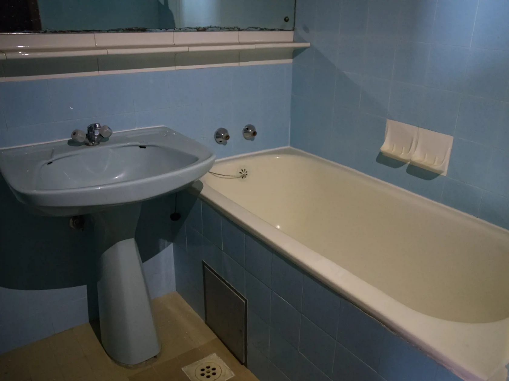 Reportáž z niekdajšej výkladnej skrine socialistického hoteliérstva v Československu. Hotel Kyjev v Bratislave, ktorý po páde komunizmu postupne chradol je dnes odsúdený na zánik. Poslední hosti tu boi ubytovaní v roku 2011. Súčasný majiteľ plánuje rozsiahlu rekonštrukciu objektu a priľahlých parciel. To, či po renovácii bude slúžiť pôvodnému účelu, je zatiaľ otázne.