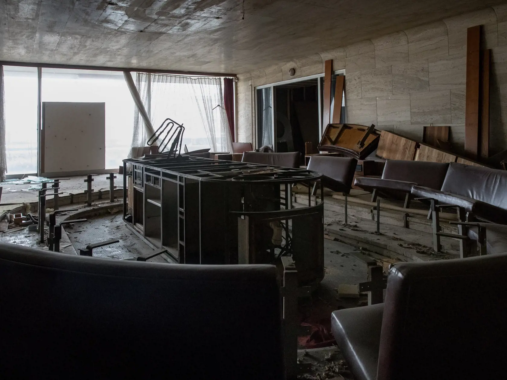 Reportáž z niekdajšej výkladnej skrine socialistického hoteliérstva v Československu. Hotel Kyjev v Bratislave, ktorý po páde komunizmu postupne chradol je dnes odsúdený na zánik. Poslední hosti tu boi ubytovaní v roku 2011. Súčasný majiteľ plánuje rozsiahlu rekonštrukciu objektu a priľahlých parciel. To, či po renovácii bude slúžiť pôvodnému účelu, je zatiaľ otázne.