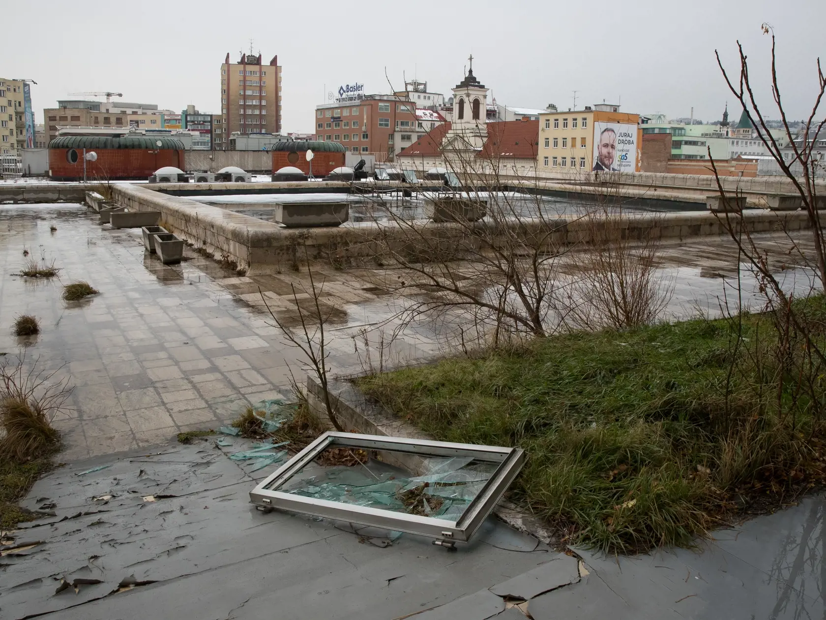 Reportáž z niekdajšej výkladnej skrine socialistického hoteliérstva v Československu. Hotel Kyjev v Bratislave, ktorý po páde komunizmu postupne chradol je dnes odsúdený na zánik. Poslední hosti tu boi ubytovaní v roku 2011. Súčasný majiteľ plánuje rozsiahlu rekonštrukciu objektu a priľahlých parciel. To, či po renovácii bude slúžiť pôvodnému účelu, je zatiaľ otázne.