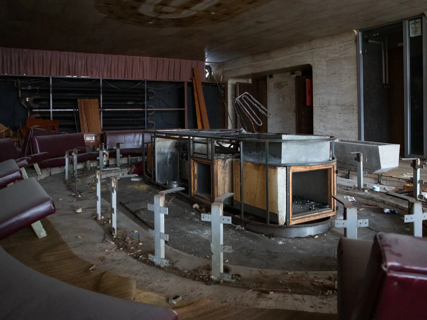 Reportáž z niekdajšej výkladnej skrine socialistického hoteliérstva v Československu. Hotel Kyjev v Bratislave, ktorý po páde komunizmu postupne chradol je dnes odsúdený na zánik. Poslední hosti tu boi ubytovaní v roku 2011. Súčasný majiteľ plánuje rozsiahlu rekonštrukciu objektu a priľahlých parciel. To, či po renovácii bude slúžiť pôvodnému účelu, je zatiaľ otázne.