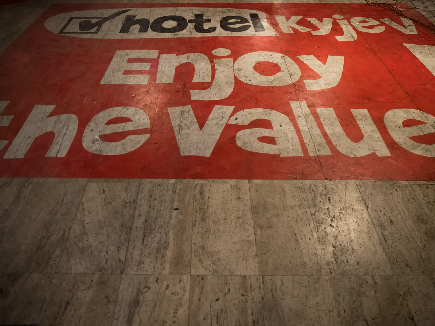 Reportáž z niekdajšej výkladnej skrine socialistického hoteliérstva v Československu. Hotel Kyjev v Bratislave, ktorý po páde komunizmu postupne chradol je dnes odsúdený na zánik. Poslední hosti tu boi ubytovaní v roku 2011. Súčasný majiteľ plánuje rozsiahlu rekonštrukciu objektu a priľahlých parciel. To, či po renovácii bude slúžiť pôvodnému účelu, je zatiaľ otázne.