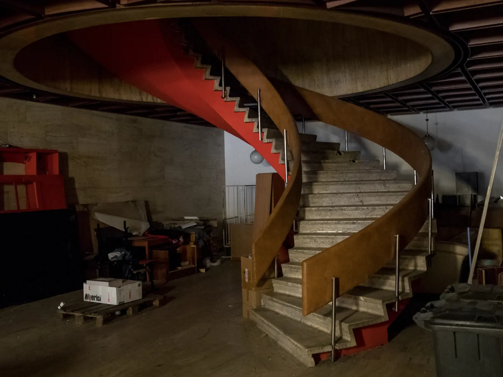 Reportáž z niekdajšej výkladnej skrine socialistického hoteliérstva v Československu. Hotel Kyjev v Bratislave, ktorý po páde komunizmu postupne chradol je dnes odsúdený na zánik. Poslední hosti tu boi ubytovaní v roku 2011. Súčasný majiteľ plánuje rozsiahlu rekonštrukciu objektu a priľahlých parciel. To, či po renovácii bude slúžiť pôvodnému účelu, je zatiaľ otázne.