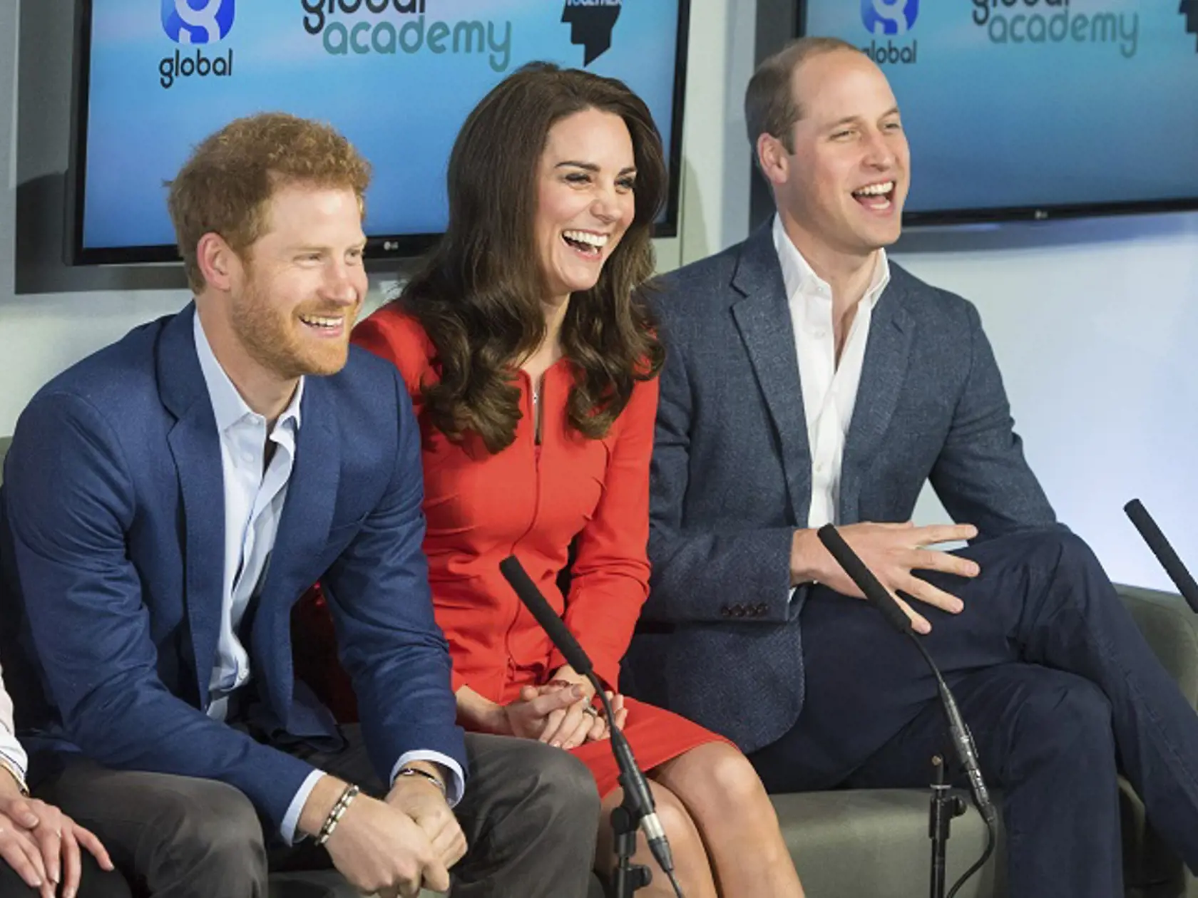 KK2 Londýn - Na snímke vpravo britský princ William s manželkou Kate a vľavo britský princ Harry počas návštevy rádia na štátnej škole Global Academy v rámci oficiálneho otvorenia školy v spolupráci s neziskovou kampaňou Heads Together 20. apríla 2017 v Londýne. FOTO TASR/AP
Britain's Prince William, right, Kate Duchess of Cambridge and Prince Harry laugh during a visit to open the Global Academy in Hayes, London, in support of the Heads Together, mental health charity campaign. Thursday April 