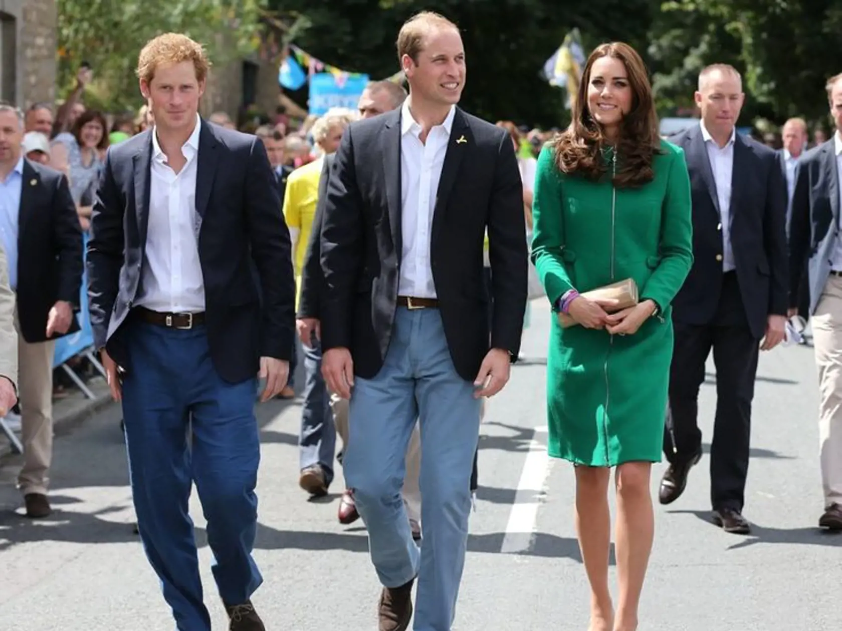 Harry, princ William a jeho manželka Kate Middleton.