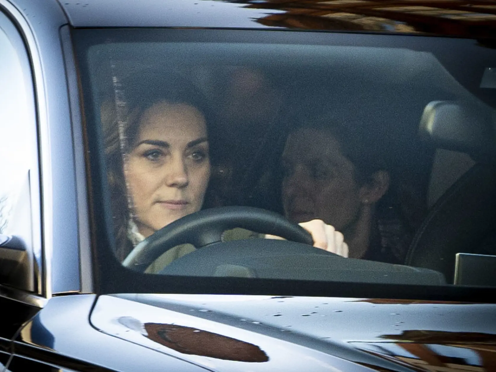 Vojvodkyňa Kate v deň svojich 38. narodenín nevyzerala vôbec šťastne. Rozhodnutie princa Harryho a Meghan o ich odchode z kráľovskej rodiny, ktoré oznámili len deň pred jej sviatkom,  jej pokazilo nielen náladu, ale aj oslavu.