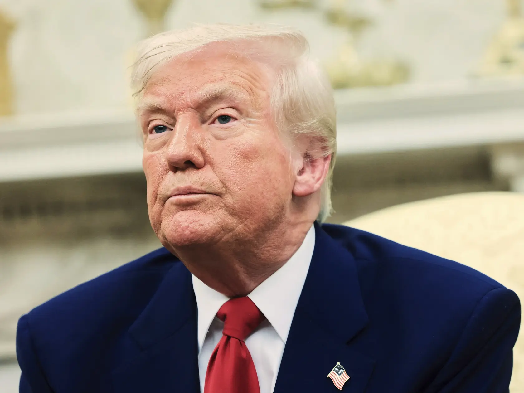 AZ15 Washington - Americký prezident Donald Trump sa pozerá počas stretnutia s izraelským premiérom Benjaminom Netanjahuom v Bielom dome vo Washingtone v pondelok 7. apríla 2025. Stretnutia sa zúčastil aj viceprezident USA J.D. Vance a minister zahraničných vecí Marco Rubio. FOTO TASR/AP
President Donald Trump attends a meeting with Israel's Prime Minister Benjamin Netanyahu in the Oval Office at the White House in Washington, Monday, April 7, 2025. (Pool via AP)