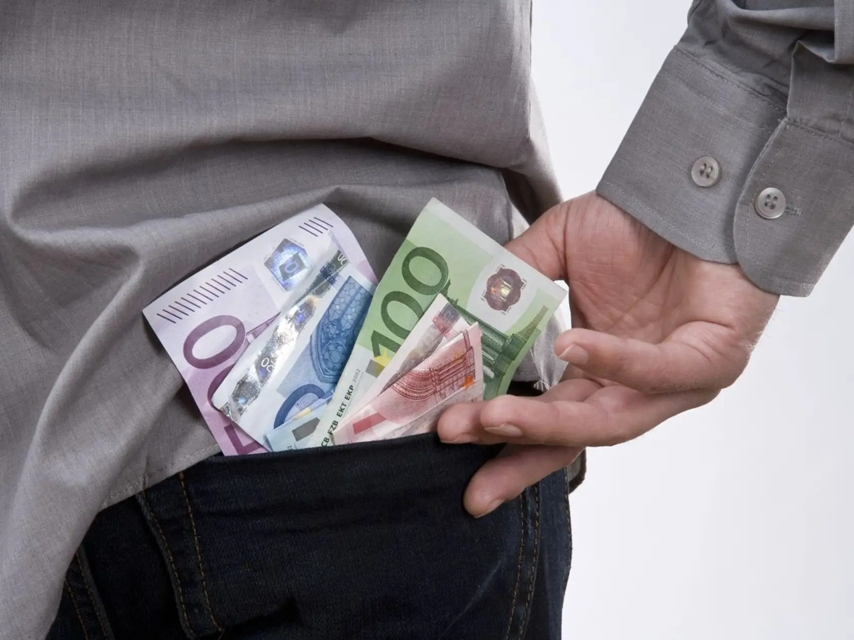 Mesačne si zamestnanec bude môcť odpočítať od základu dane o bezmála 40 eur viac. Kým v roku 2019 to bolo 328,12 eura mesačne, v roku 2020 to bude 367,85 eura.