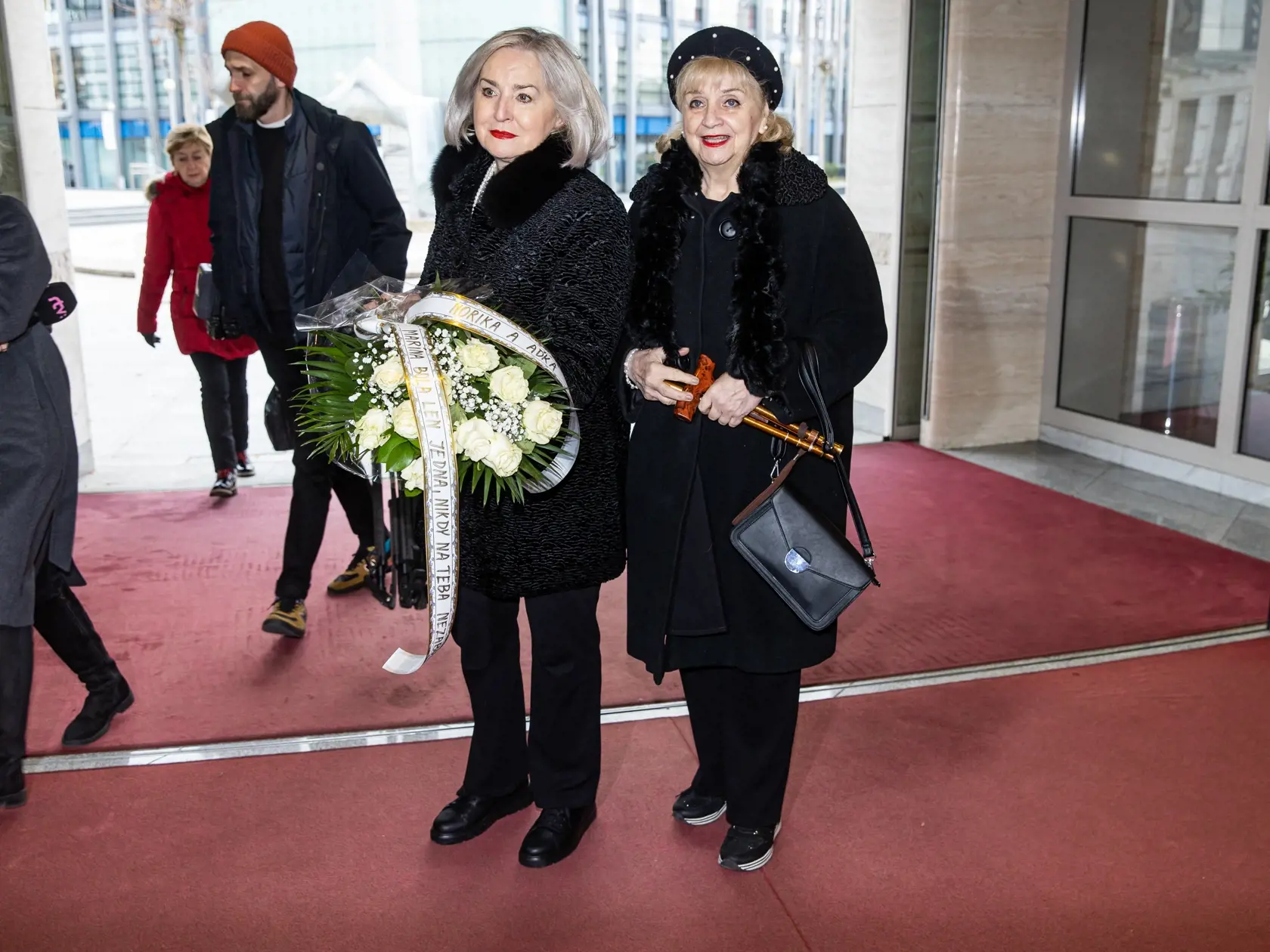 Rozlúčka s herečkou Máriou Kráľovičovou v novej budove SND v Bratislave. Na snímke Ada Straková a Nora Beňačková.