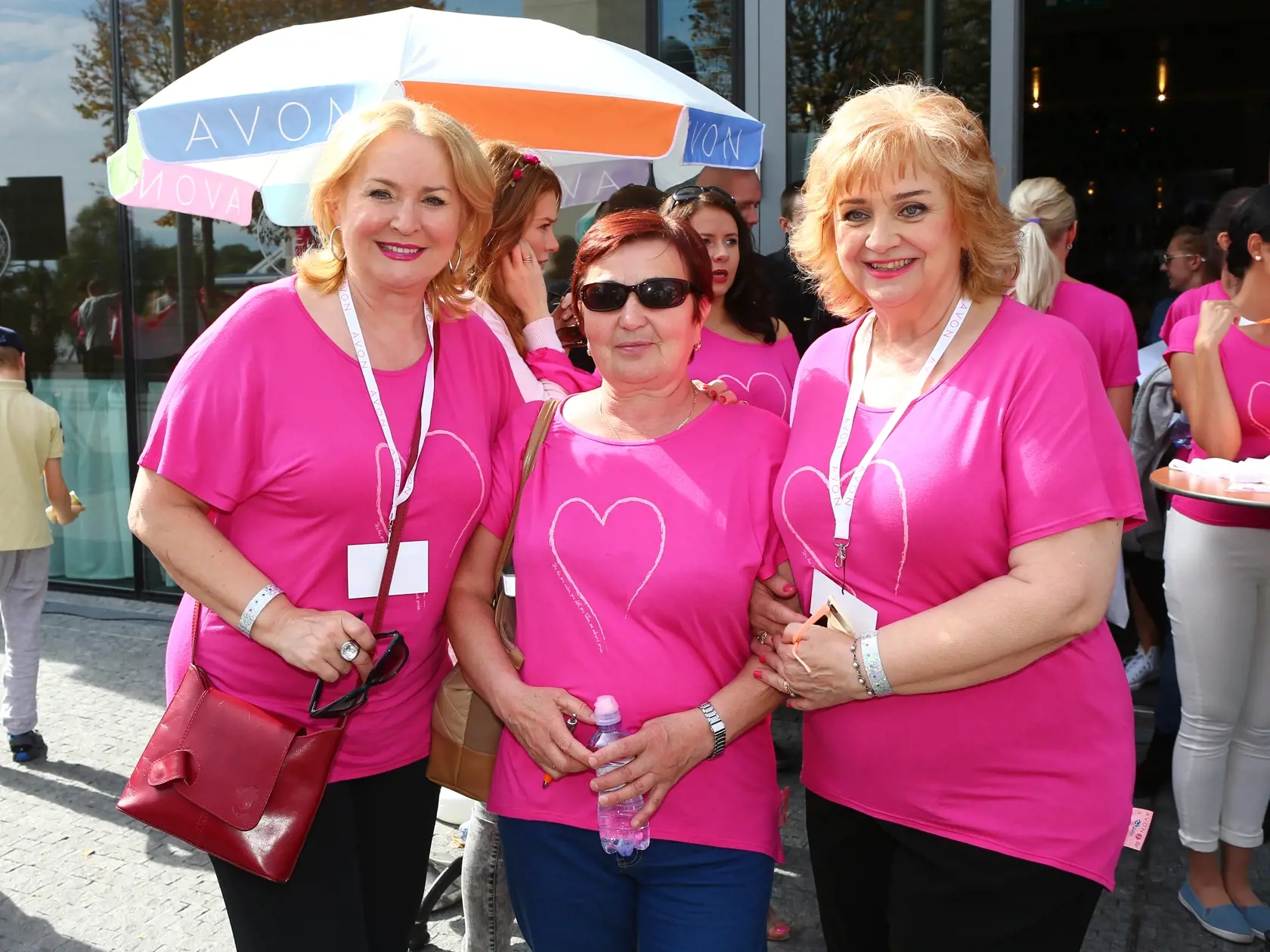 Ľudia: AVON pochod - proti rakovine prsníka. Charitatívnu akcia v uliciach Bratislavy prišlo tradične podporiť množstvo ľudí a nechýbali ani známe tváre šoubiznisu.