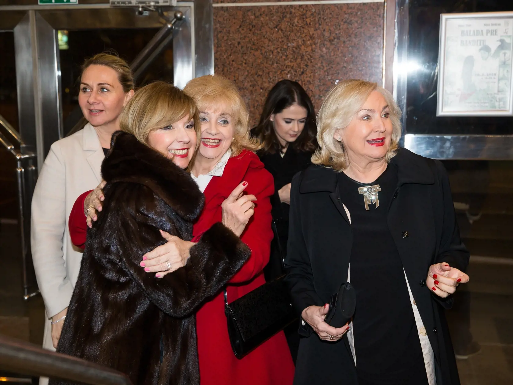 Príchody na druhú premiéru divadelnej hry "Rozum a cit" v divadle Nová scéna v Bratislave. Na snímke Alena Heribanová, Nora Beňačková a Ada Straková.