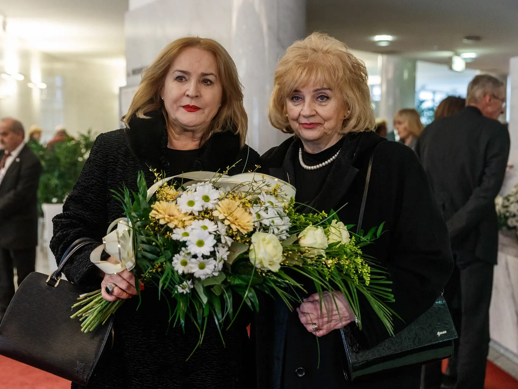 Na snímke zľava Ada Straková a Norika Beňačková počas poslednej rozlúčky so zosnulým hercom Mariánom Laubudom v budove Slovenského národného divadla.