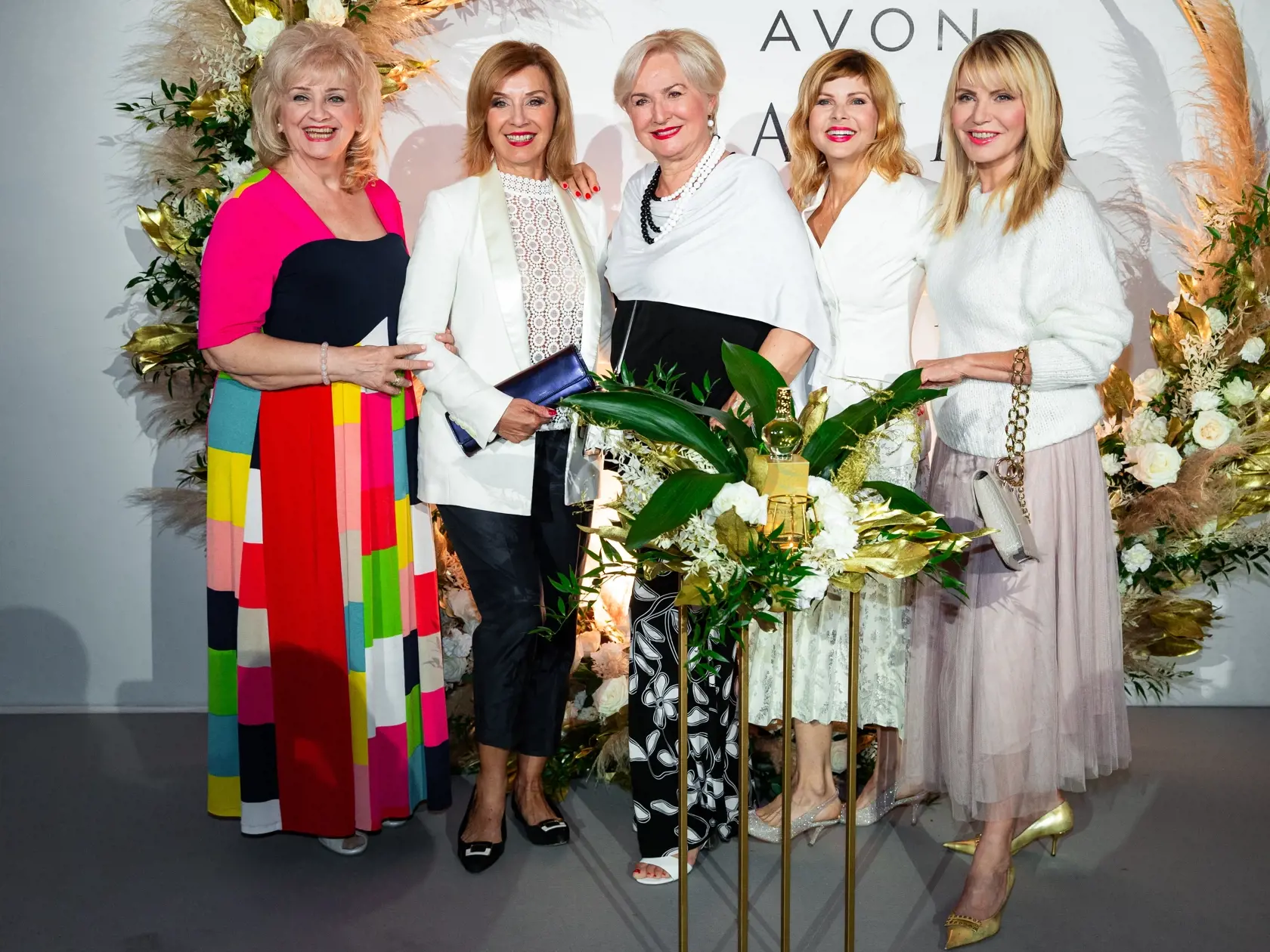 Krst nového parfumu v jednom z bratislavských podnikov. Na snímke Nora Beňačková, Alena Heribanová, Ada Straková, Soňa Müllerová a Emma Tekelyová.