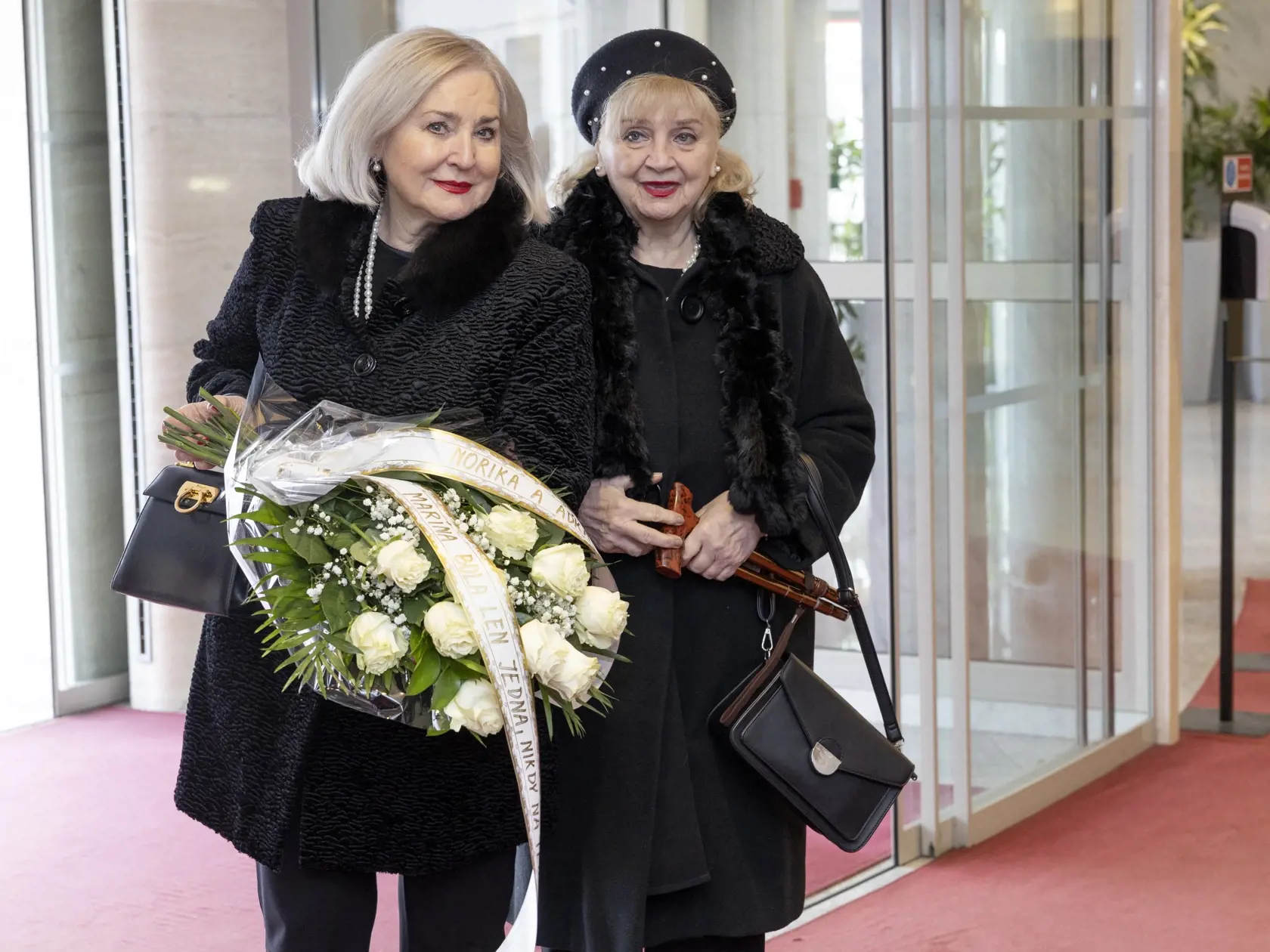 Posledná rozlúčka s herečkou Máriou Kráľovičovou v budove Slovenského národného divadla v Bratislave. Na snímke je Ada Straková a Nora Beňačková.