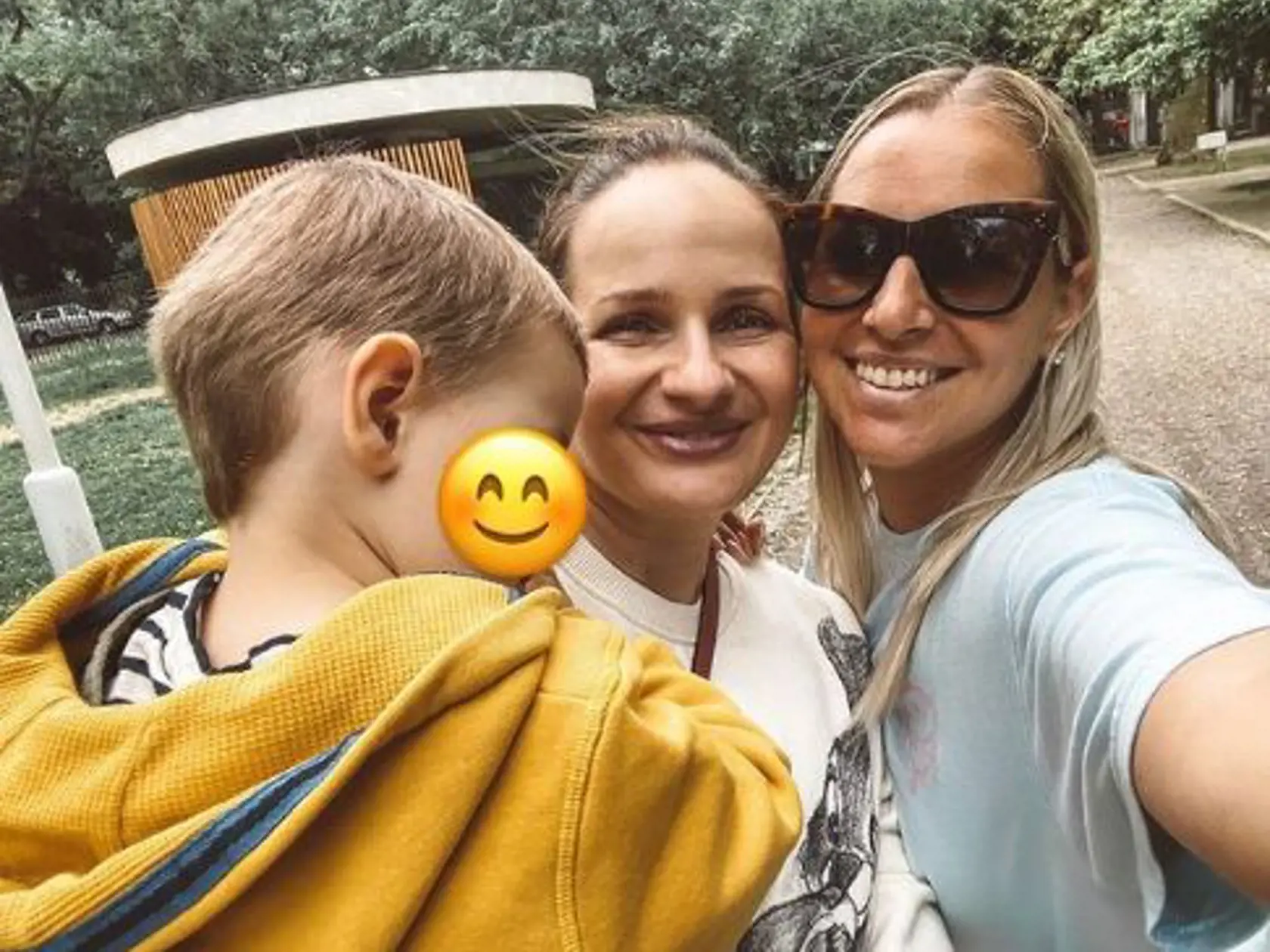 Máj 2021: Kamošky a maminy Zuzana Šebová Kubovčíková a Dominika Cibulková na spoločnej prechádzke.