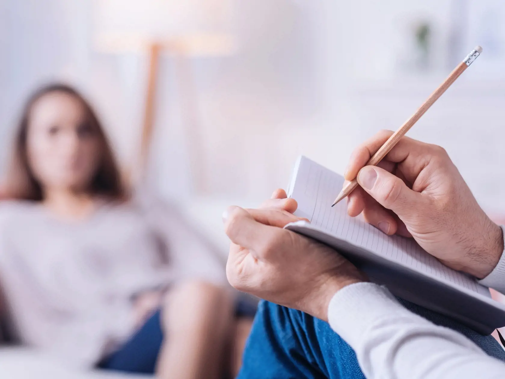 Je pravda, že psychika potrebuje na zahojenie svoj čas, rovnako ako fyzické telo. Ak vám však strach komplikuje život alebo trvá príliš dlho, vyskúšajte psychoterapiu. Čím neskôr začnete svoj strach riešiť, tým ťažšie sa ho budete zbavovať.
