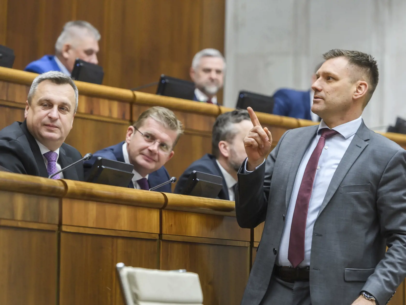 Na snímke zľava podpredseda NR SR Andrej Danko (SNS), podpredseda NRSR Peter Žiga, podpredseda NR SR Ľuboš Blaha (Smer-SD) a podpredseda vlády a minister životného prostredia SR Tomáš Taraba (nominant SNS)  počas 6. schôdze parlamentu v Bratislave 19. decembra 2023. FOTO TASR - Jaroslav Novák