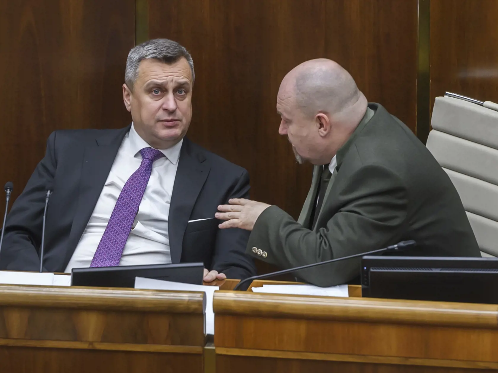 Na snímke zľava podpredseda NR SR Andrej Danko (SNS) a poslanec NRSR Rudolf Huliak (SNS) počas 6. schôdze parlamentu v Bratislave 19. decembra 2023. FOTO TASR - Jaroslav Novák