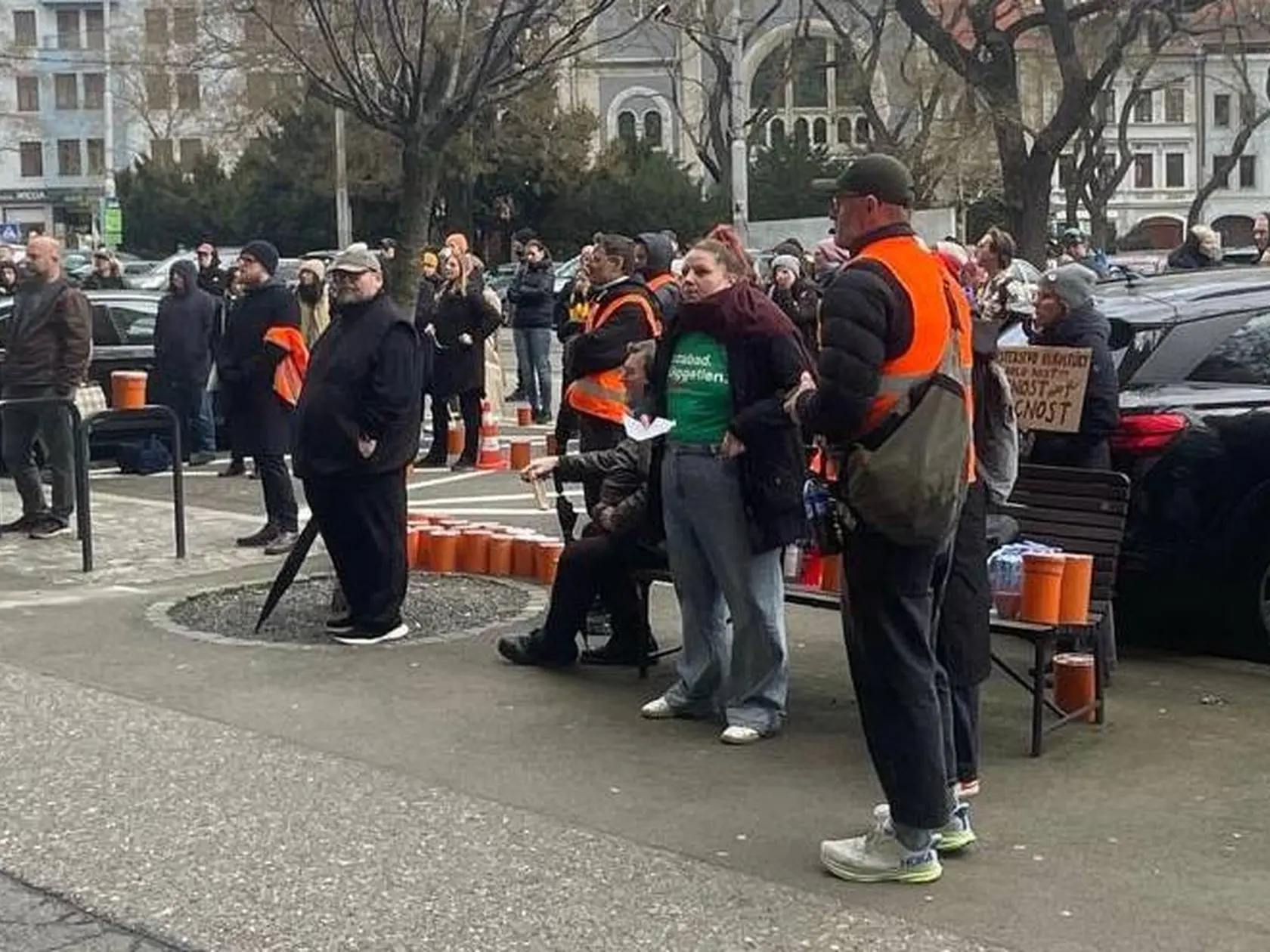 „Hukot a piskot, ktorý si, mimochodom, púšťajú z reproduktorov, musia počúvať nielen zamestnanci MK SR, ktorí sa snažia pracovať, ale aj celé námestie SNP, kde sídli aj hlavná pošta a rôzne organizácie a firmy," komentovala protesty štvrtokové (10.4.) pred rezortom kultúry ministerka Martina Šimkovičová.