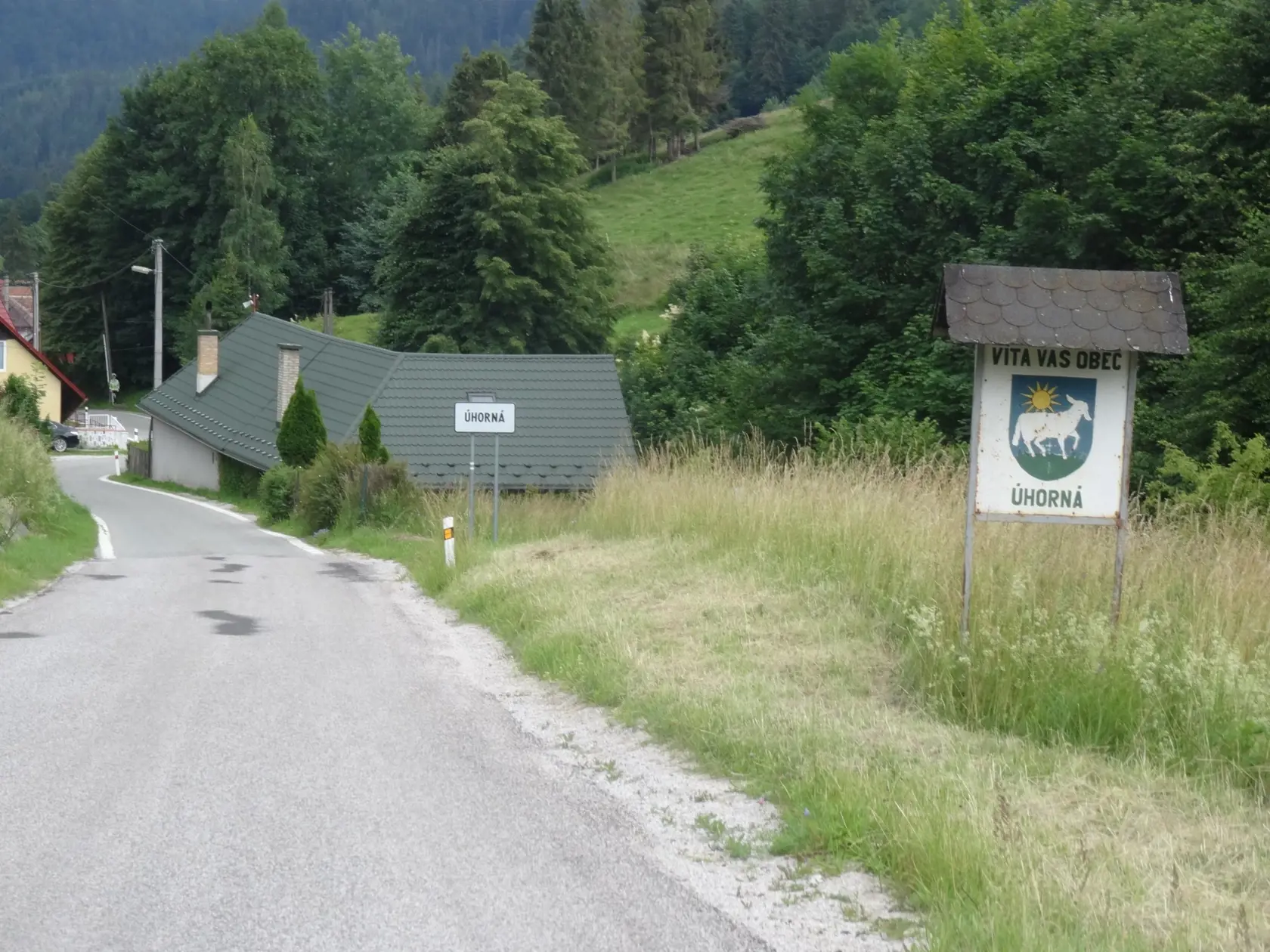 Tabuľa pri vstupe do obce v smere od Pačianskeho kopca.