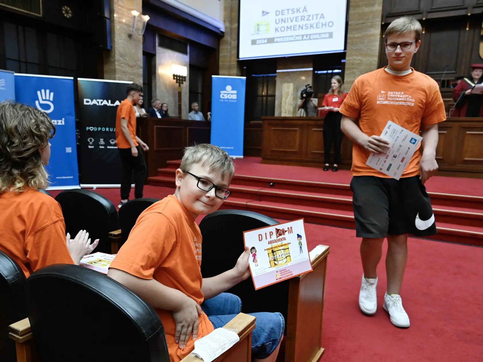 Na snímke absolventi počas slávnostného aktu promócie študentov Detskej Univerzity Komenského (DUK) spojenej s udeľovaním diplomov 21. augusta 2024 v Bratislave. FOTO TASR - Pavel Neubauer