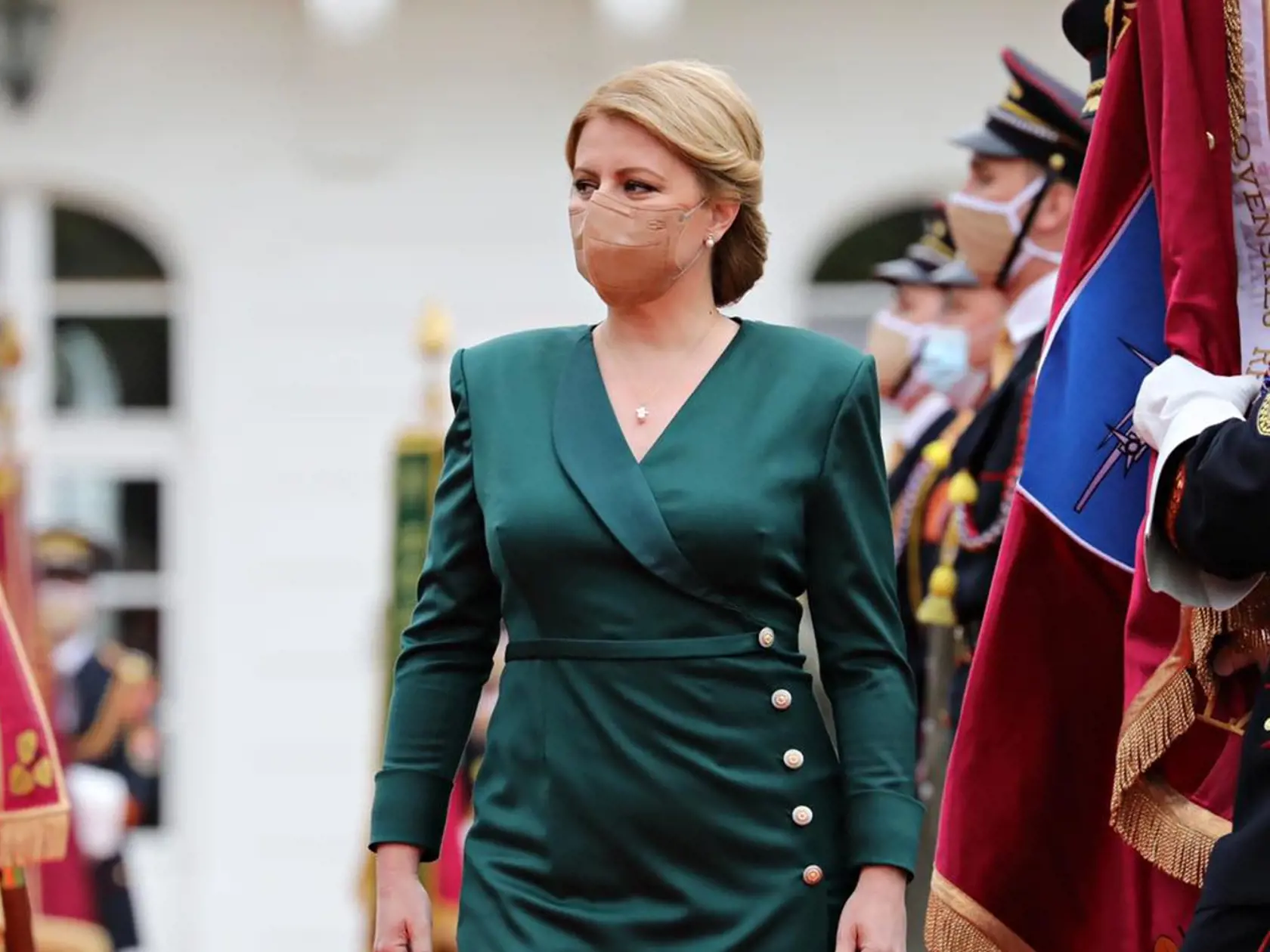 V krátkom príhovore pred sídlom Severoatlantickej aliancie uviedla, že samit je o silnom posolstve o transatlantickej jednote.
