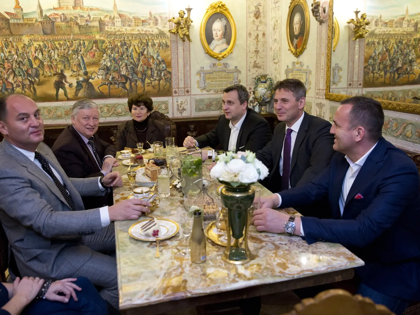 Šéf parlamentu Andrej Danko pripravil pre šachového veľmajstra program vo večernej Bratislave. 