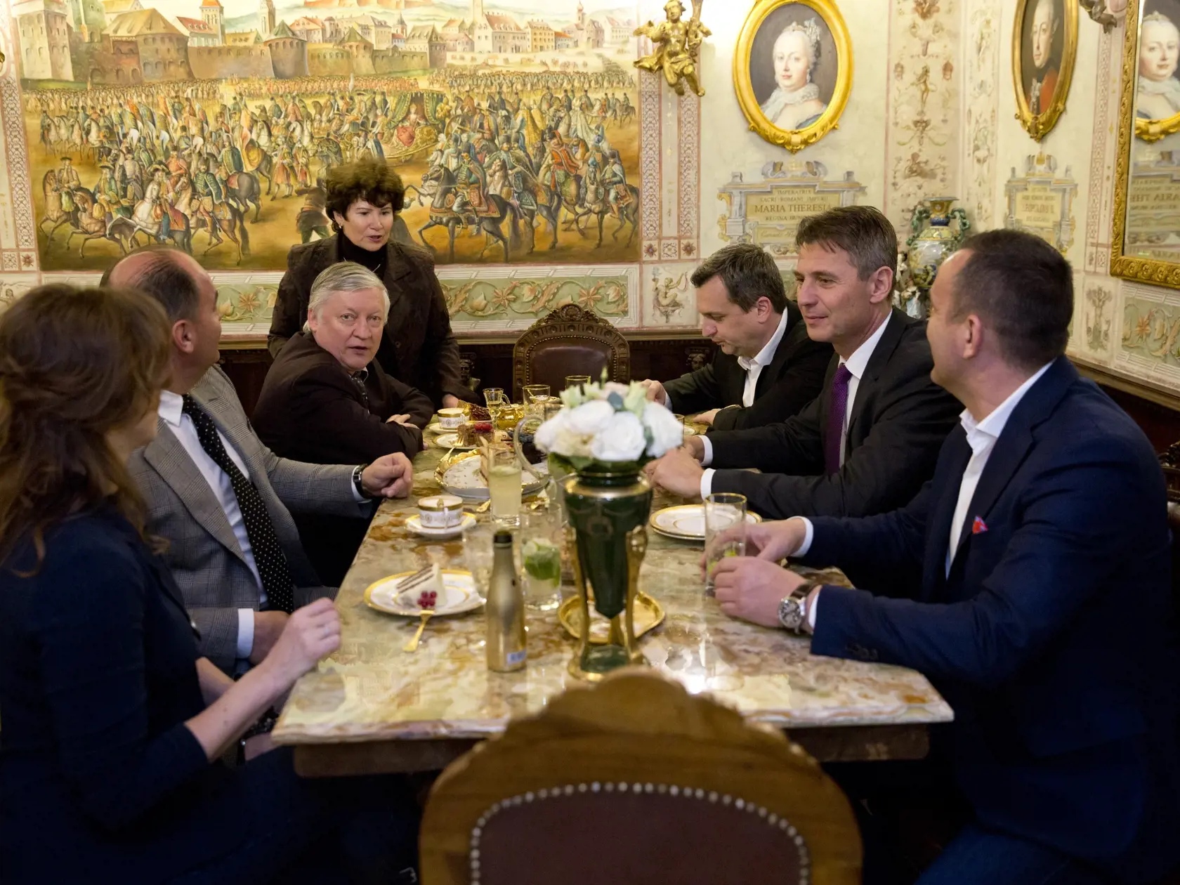 Šéf parlamentu Andrej Danko pripravil pre šachového veľmajstra program vo večernej Bratislave. 
