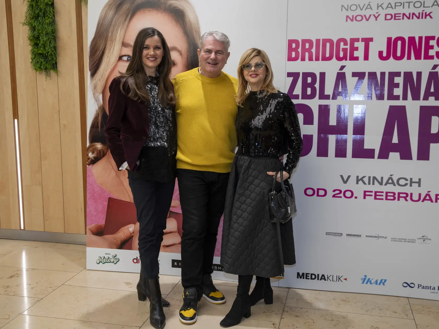 Na snímke je Miloš Bubán , Hana Rapantová a   
Soňa Müllerová na premiére filmu Bridget Jonesová: Zbláznená do chlapa v kine Eurovea. 