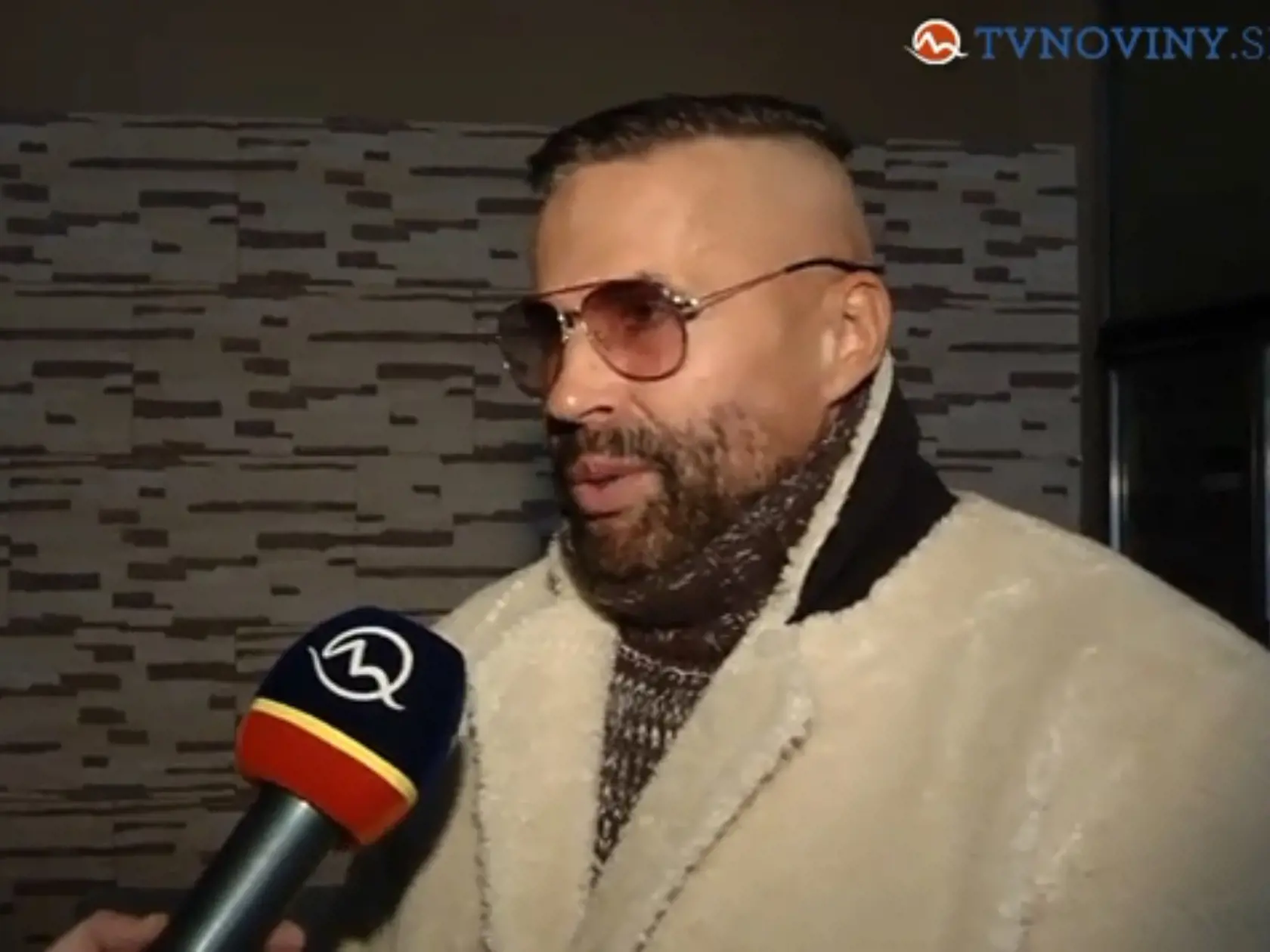 Najnovší imidž Popradčana. Krátke vlasy, okuliare a svetlý kabát.