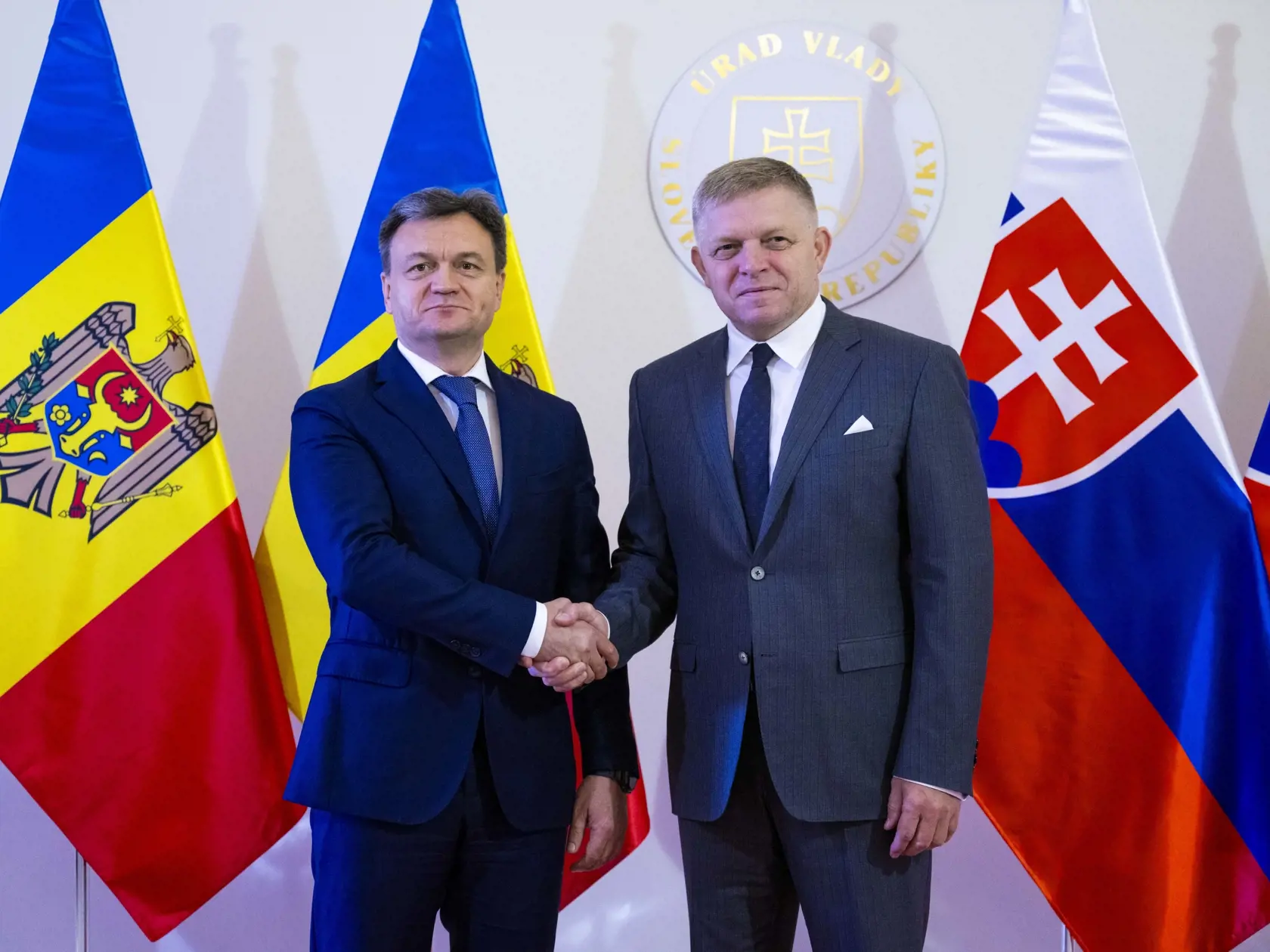 Predseda vlády SR Robert Fico (Smer-SD) prijal moldavského premiéra Dorina Receana na Úrade vlády SR 10. septembra 2024 v Bratislave. Na snímke zľava moldavský premiér Dorin Recean a premiér SR Robert Fico. FOTO TASR - Jakub Kotian