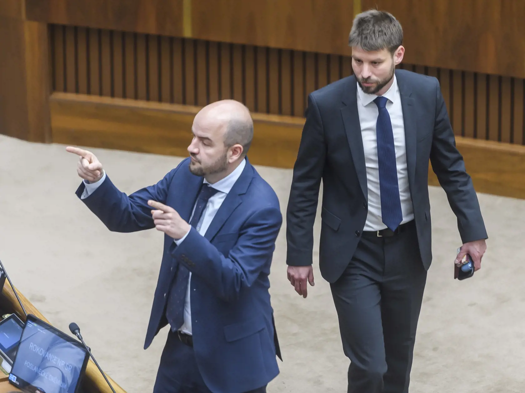 Na snímke zľava poslanec NR SR Martin Dubéci a podpredseda NR SR Michal Šimečka (obaja Progresívne Slovensko) počas 12. schôdze NR SR v Bratislave 21. mája 2024. FOTO TASR - Jaroslav Novák