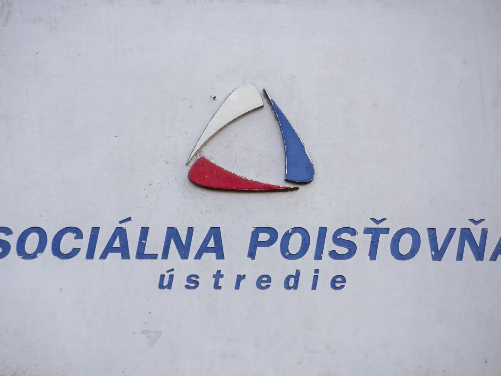 Dôvodom zamietnutia bolo v prevažnej väčšine nesplnenie základných podmienok potrebných na priznanie nároku na dôchodkovú dávku.