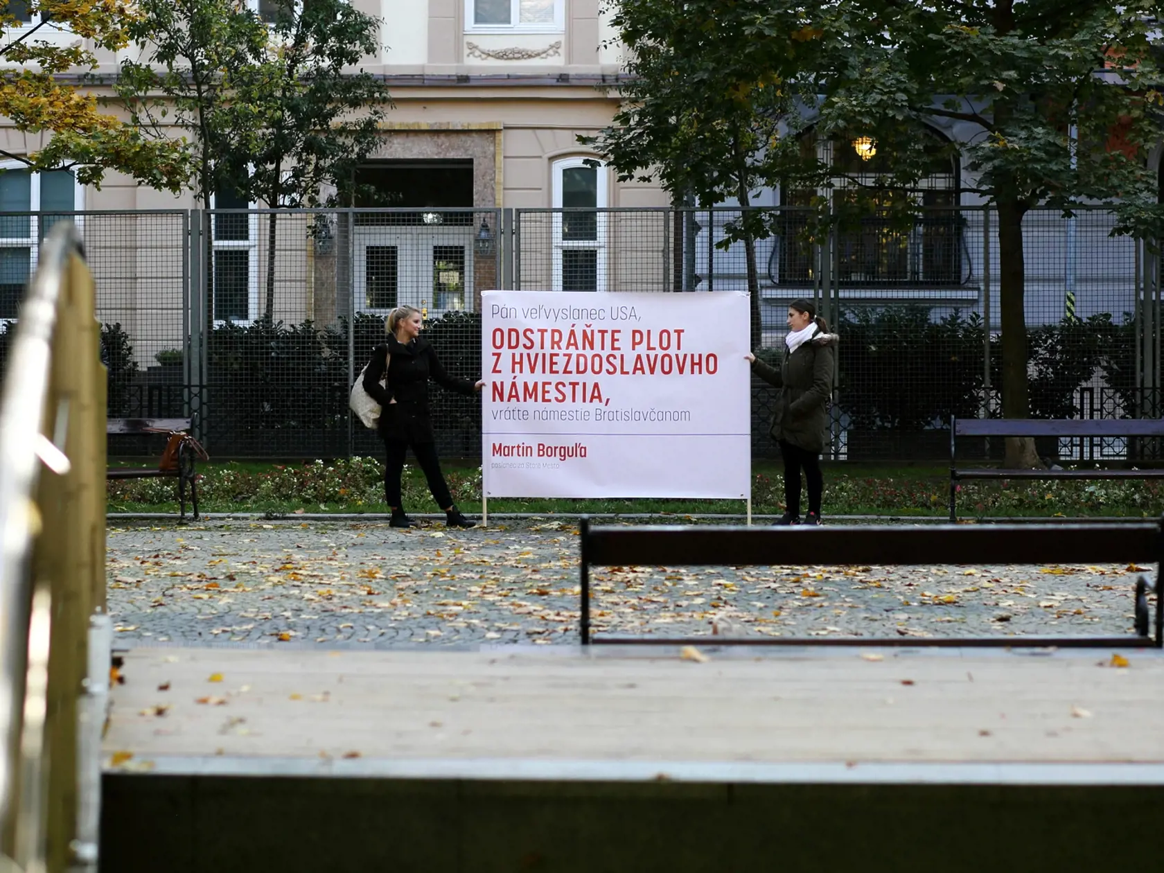 Pre plot okolo ambasády sa v minulosti protestovalo.