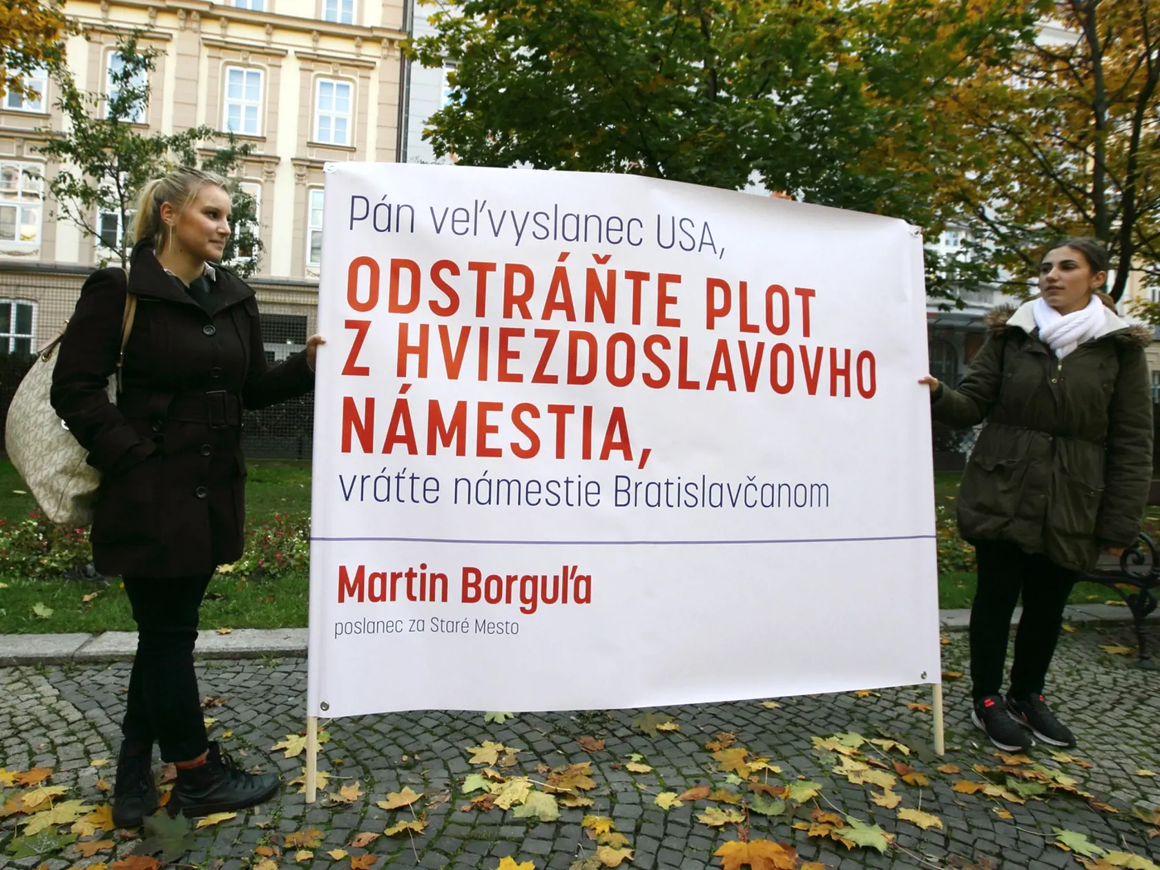 Pre plot okolo ambasády sa v minulosti protestovalo.