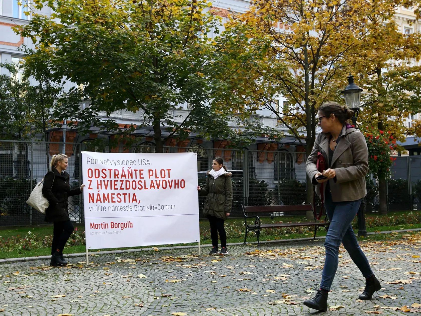 Pre plot okolo ambasády sa v minulosti protestovalo.