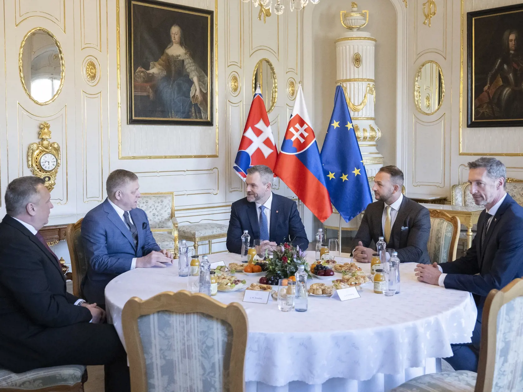 Na snímke prezident SR Peter Pellegrini (uprostred), predseda strany Smer-SD a premiér SR Robert Fico (druhý zľava), predseda Slovenskej národnej strany (SNS) a podpredseda Národnej rady (NR) SR Andrej Danko (vľavo), predseda strany Hlas-SD a minister vnútra SR Matúš Šutaj Eštok (druhý sprava) a predseda KDH Milan Majerský (vpravo) počas stretnutia politických strán za okrúhlym stolom k zahraničnopolitickej orientácii Slovenska v Prezidentskom paláci v Bratislave v utorok 4. februára 2025.