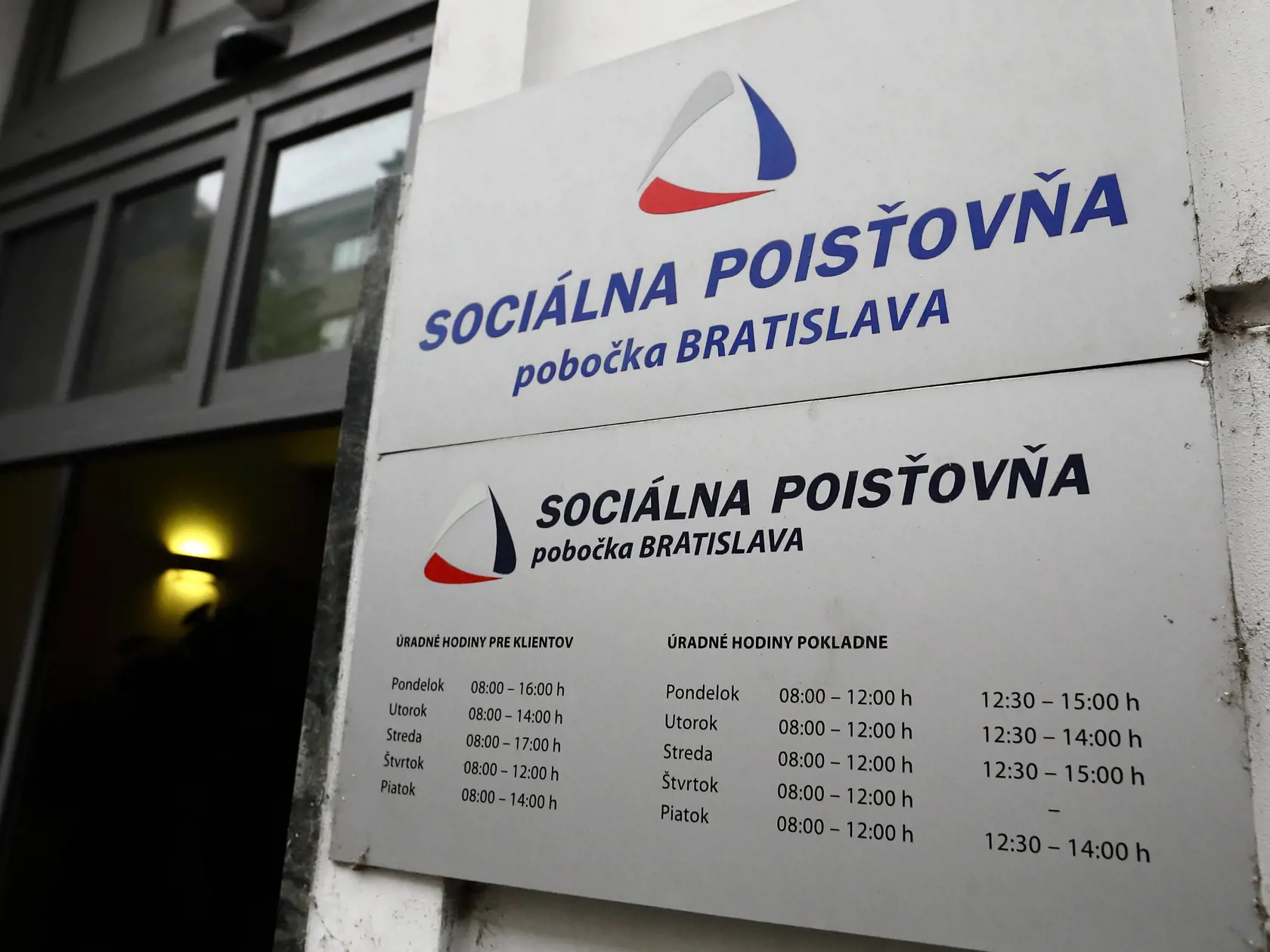 Do štátov, na ktoré sa vzťahujú koordinačné nariadenia EÚ, sa dôchodky vyplácajú vopred v pravidelných mesačných lehotách, vždy v pravidelne sa opakujúcich výplatných termínoch. Potvrdenie o žití sa predkladá jedenkrát ročne, a to k 31. januáru daného roka.