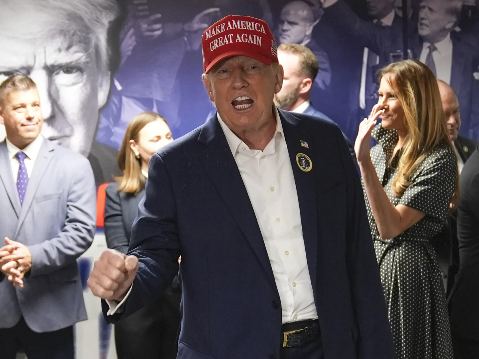 Trumpov nezvyčajný oranžový tón je stále častejšou témou diskusií medzi ľuďmi, ktorí si všímajú, že tento odtieň sa postupne zvýrazňoval s blížiacim sa dňom volieb. Či už ide o stresovú reakciu alebo o snahu zvýšiť si sebavedomie, jeho výrazný tón pokožky neuniká pozornosti. Vizážistka celebrít Safia Cox sa vyjadrila k tomu, čo podľa nej bývalý prezident používa, a prečo si myslí, že to robí.