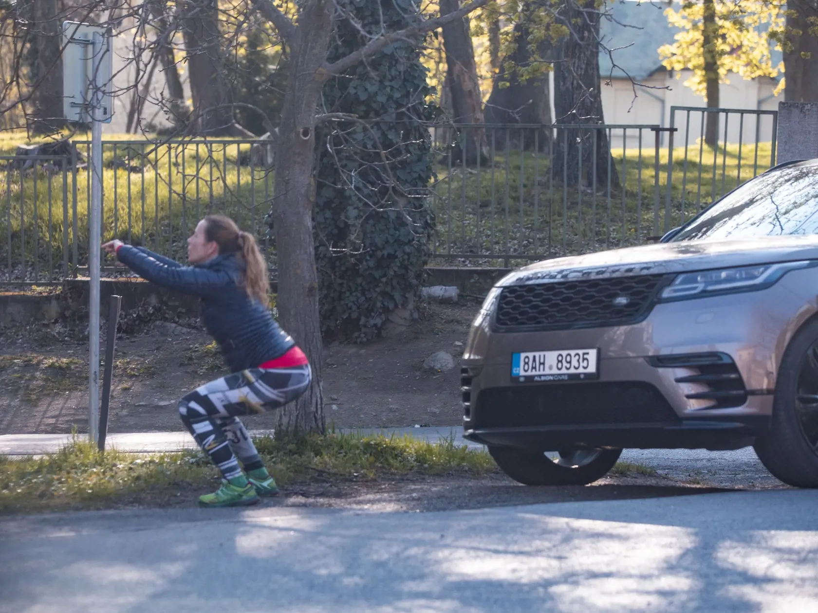 Herečka Diana Mórová na prechádzke v Horskom parku sa precvičuje pred svojim autom