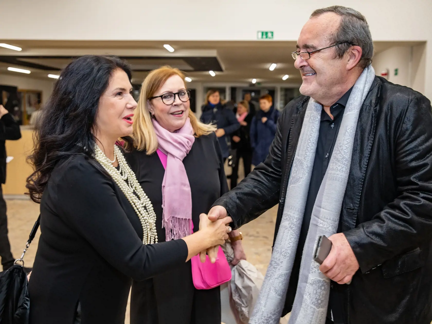 Príchody na divadelné predstavenie Bláznivá komédia v trojke. Ženatý, šťastný, zaľúbený… Kiežby to isté mohla povedať aj jeho žena. Na snímke je Iveta Malachovská a Marta Sládečková.