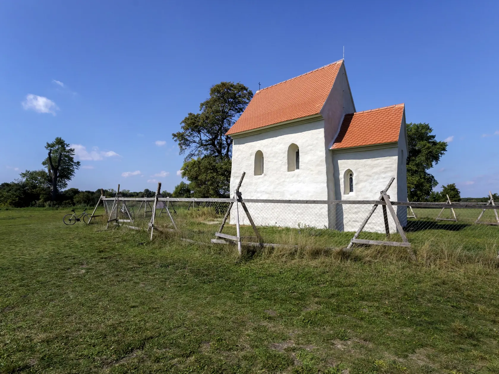 Kostol svätej Margity Antiochijskej leží pri obci Kopčany. Prvá zmienka o ňom je z roku 1392. Jeho najstaršia stavebná fáza je datovaná do 9. – 10. storočia, vďaka čomu patrí k najstarším stojacim stavbám na Slovensku a medzi kostoly s možným veľkomoravským pôvodom. V Kopčanoch 15. októbra 2021. FOTO TASR - Dano Veselský