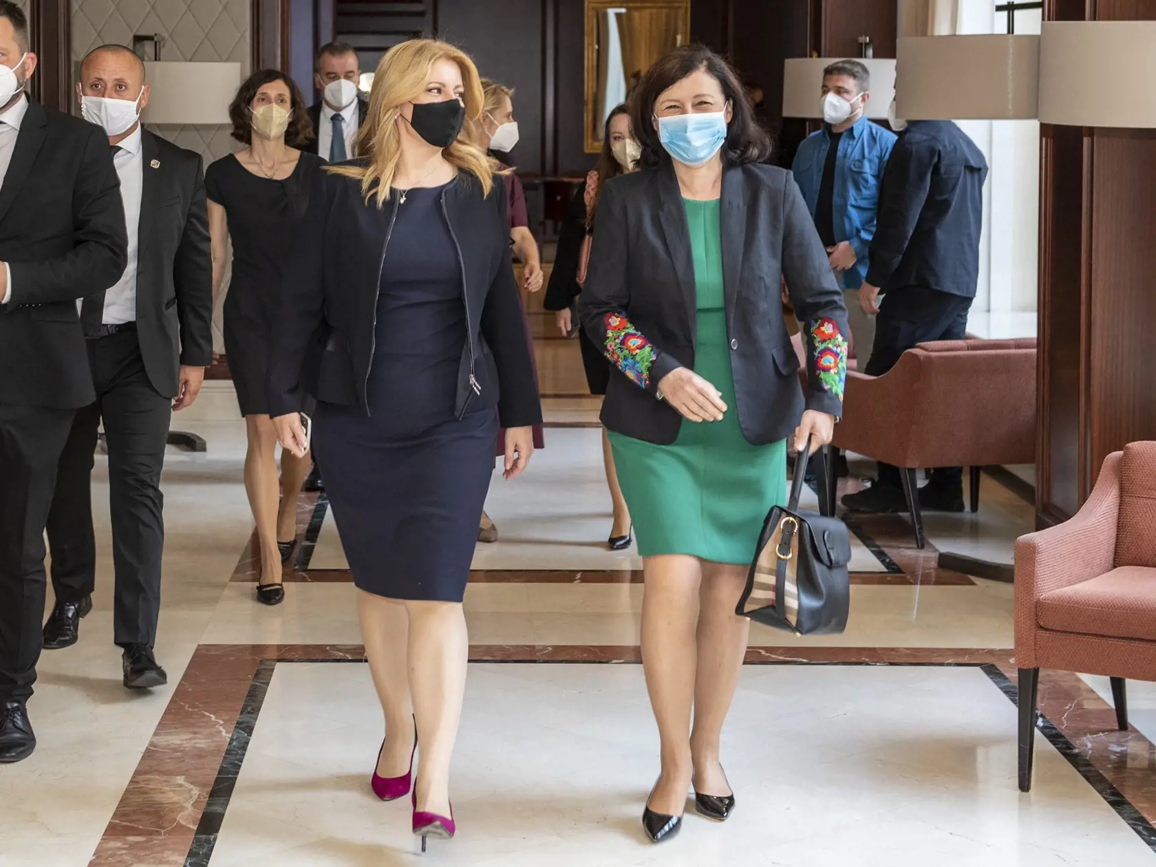Zuzana Čaputová využila svoj pobyt v Bruseli pred otvorením samitu NATO aj na stretnutie s podpredsedníčkou Európskej komisie pre hodnoty a transparentnosť Věrou Jourovou.