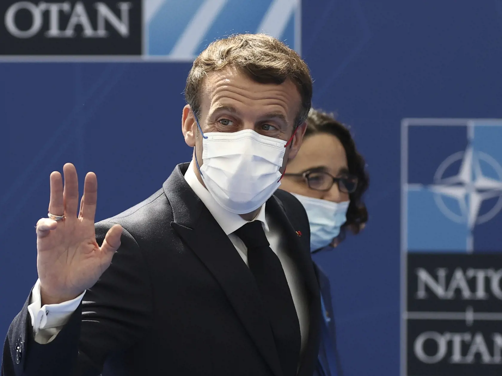 WA 24 Brusel - Francúzsky prezident Emmanuel Macron máva počas príchodu na summit NATO v Bruseli v pondelok 14. júna 2021. FOTO TASR/AP