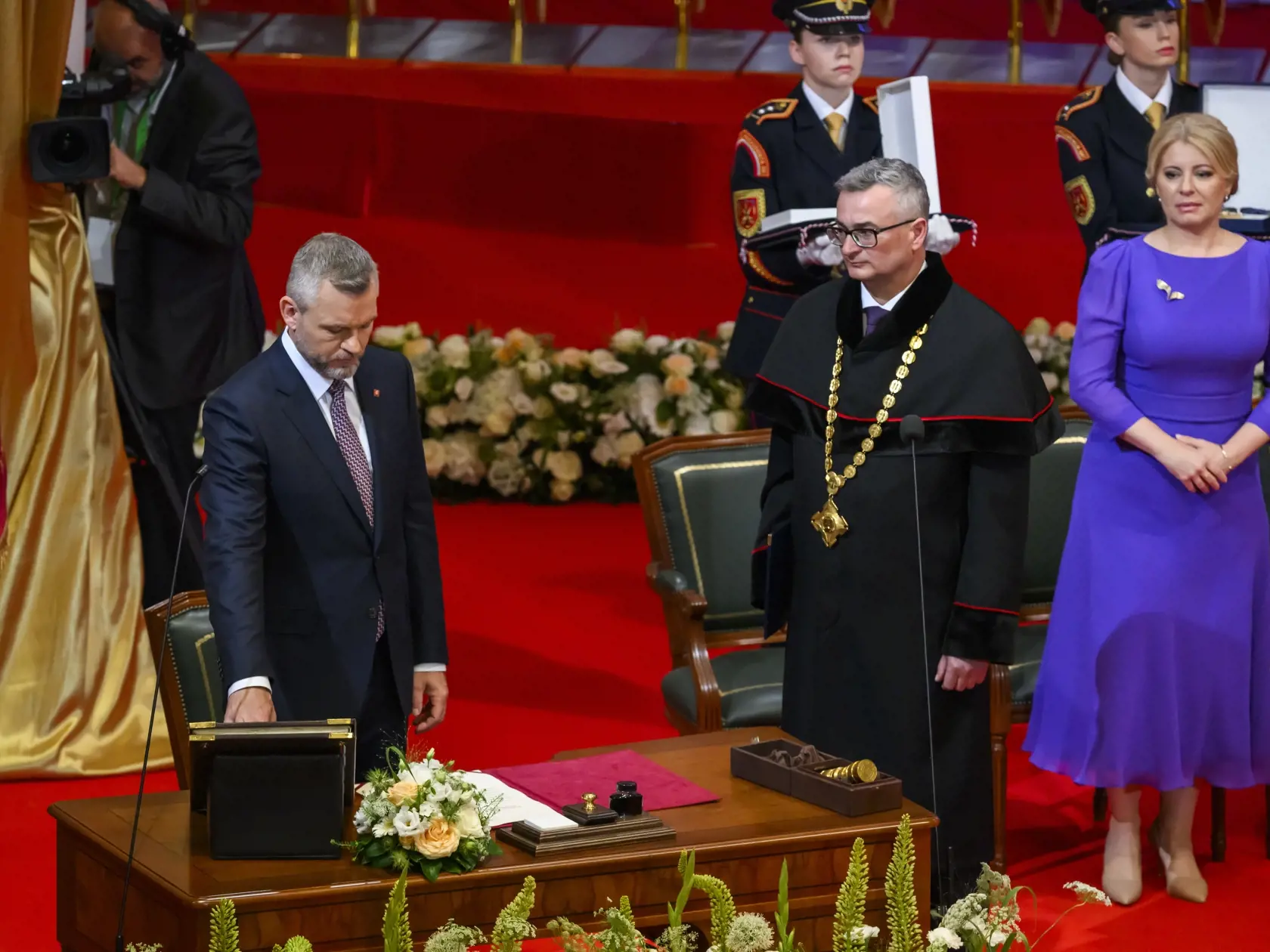 Na snímke vľavo zvolený prezident SR Peter Pellegrini skladá sľub predpísaný Ústavou SR do rúk predsedu Ústavného súdu SR Ivana Fiačana (druhý zľava) počas slávnostnej schôdze Národnej rady SR pri príležitosti zloženia sľubu prezidenta SR v priestoroch budovy Slovenskej filharmónie 15. júna 2024 v Bratislave. Vpravo odchádzajúca prezidentka SR Zuzana Čaputová. FOTO TASR - Jaroslav Novák