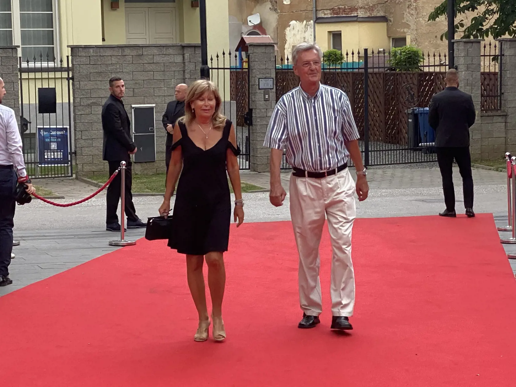 Príchod hostí na záverečný ceremoniál 30. ročníka medzinárodného festivalu Art Film Košice, na ktorom odovzdali ceny držiteľom honorárnych ocenení - Sergejovi Loznicovi, Antónii Liškovej a Marošovi Kramárovi a vyhlásili víťazov jednotlivých súťaží.