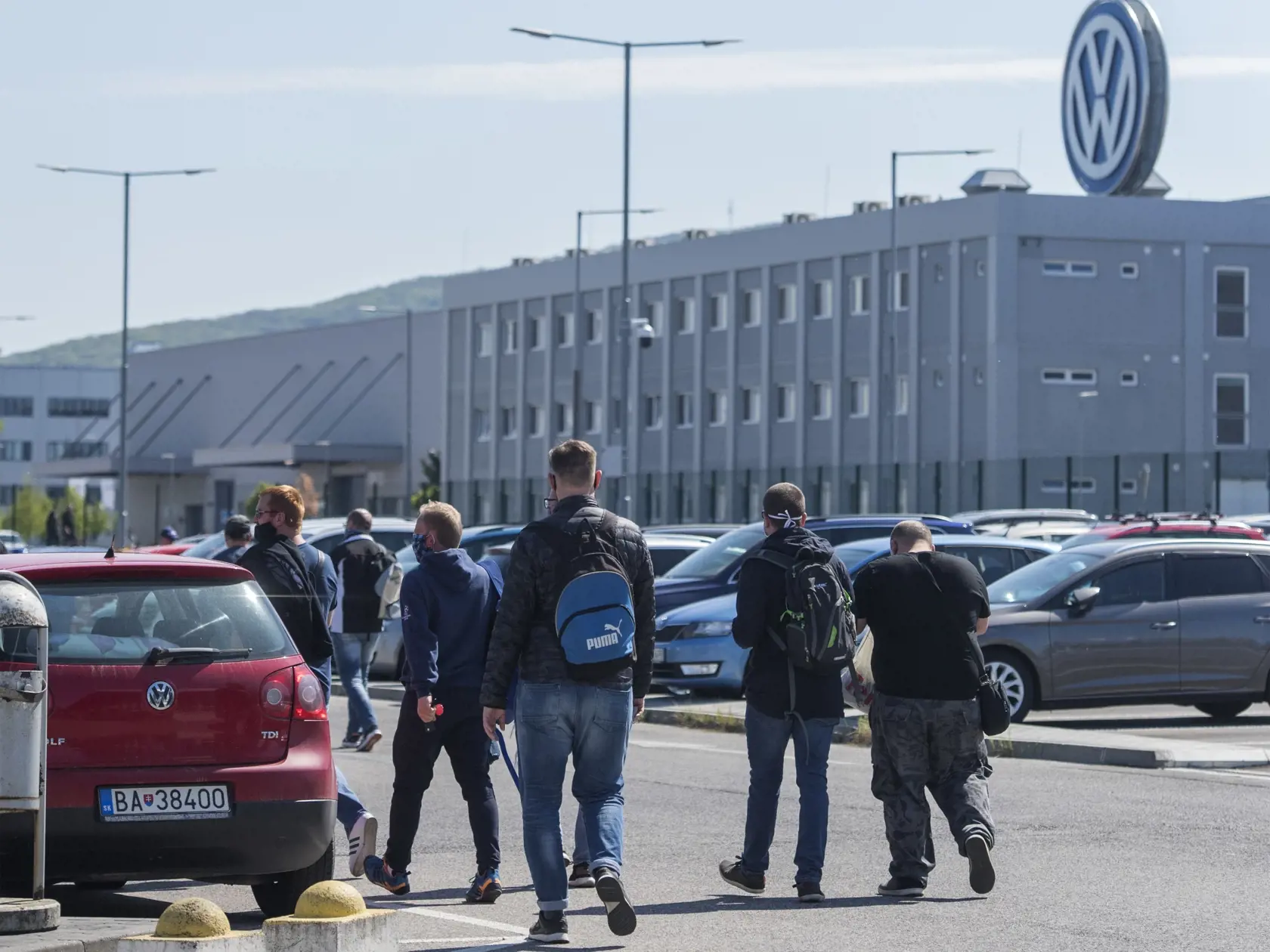 Na snímke zamestnanci automobilky Volkswagen Slovakia a.s. odchádzajú z práce po obnovení výroby v Bratislave 20. apríla 2020. Bratislavský Volkswagen od pondelka po niekoľkotýždňovej prestávke čiastočne obnovil výrobu automobilov. Bratislavský závod rozbehol v jednozmennej prevádzke za prísnych opatrení jeden zo segmentov vyrábajúcich SUV vozidlá. Firma prerušila výrobu 17. marca 2020 pre aktuálnu krízovú situáciu v súvislosti s novým koronavírusom. Automobilka sa rozhodla prerušiť výrobu aj z 