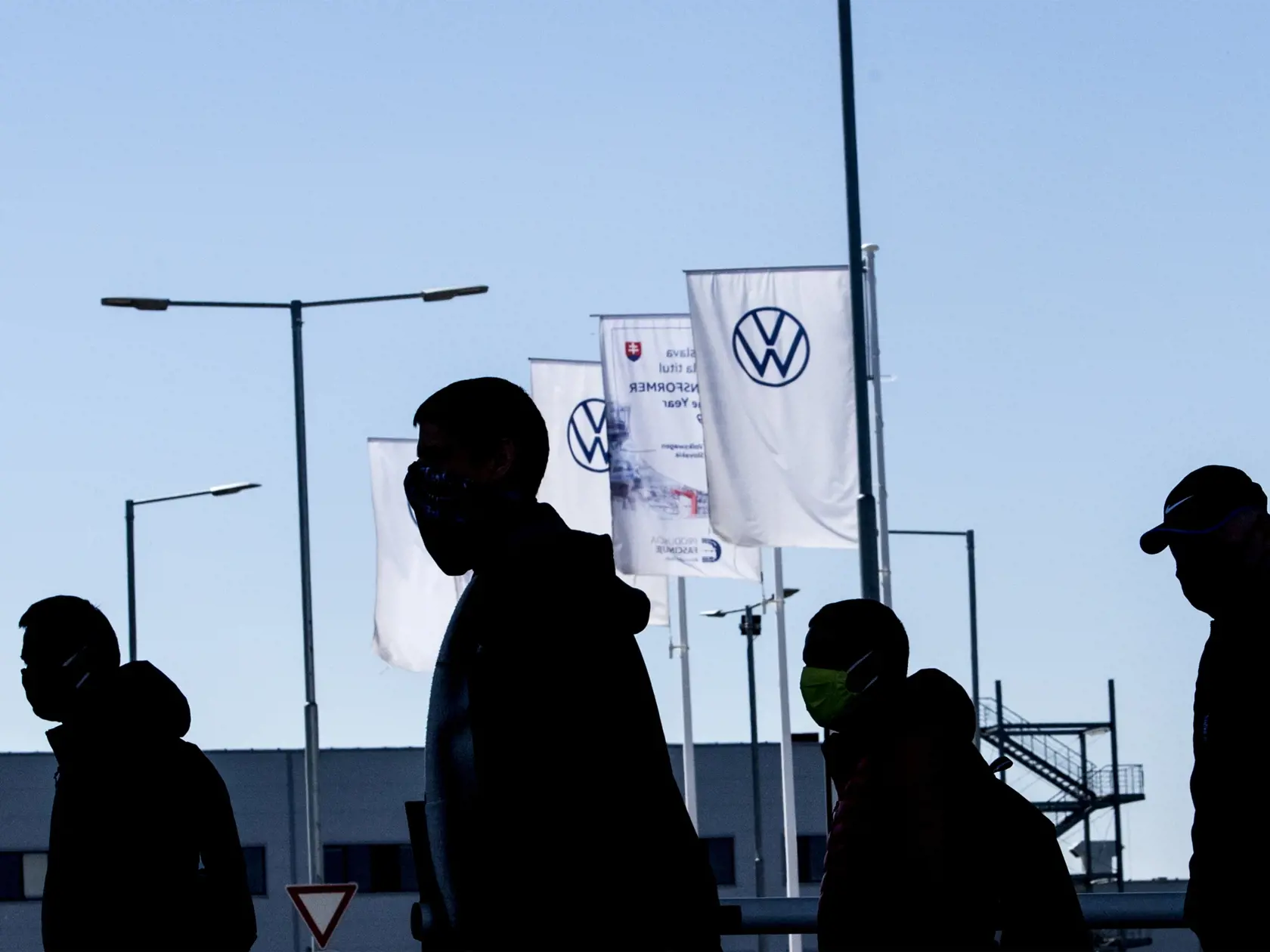 Na snímke zamestnanci automobilky Volkswagen Slovakia a.s. odchádzajú z práce po obnovení výroby v Bratislave 20. apríla 2020. Bratislavský Volkswagen od pondelka po niekoľkotýždňovej prestávke čiastočne obnovil výrobu automobilov. Bratislavský závod rozbehol v jednozmennej prevádzke za prísnych opatrení jeden zo segmentov vyrábajúcich SUV vozidlá. Firma prerušila výrobu 17. marca 2020 pre aktuálnu krízovú situáciu v súvislosti s novým koronavírusom. Automobilka sa rozhodla prerušiť výrobu aj z 