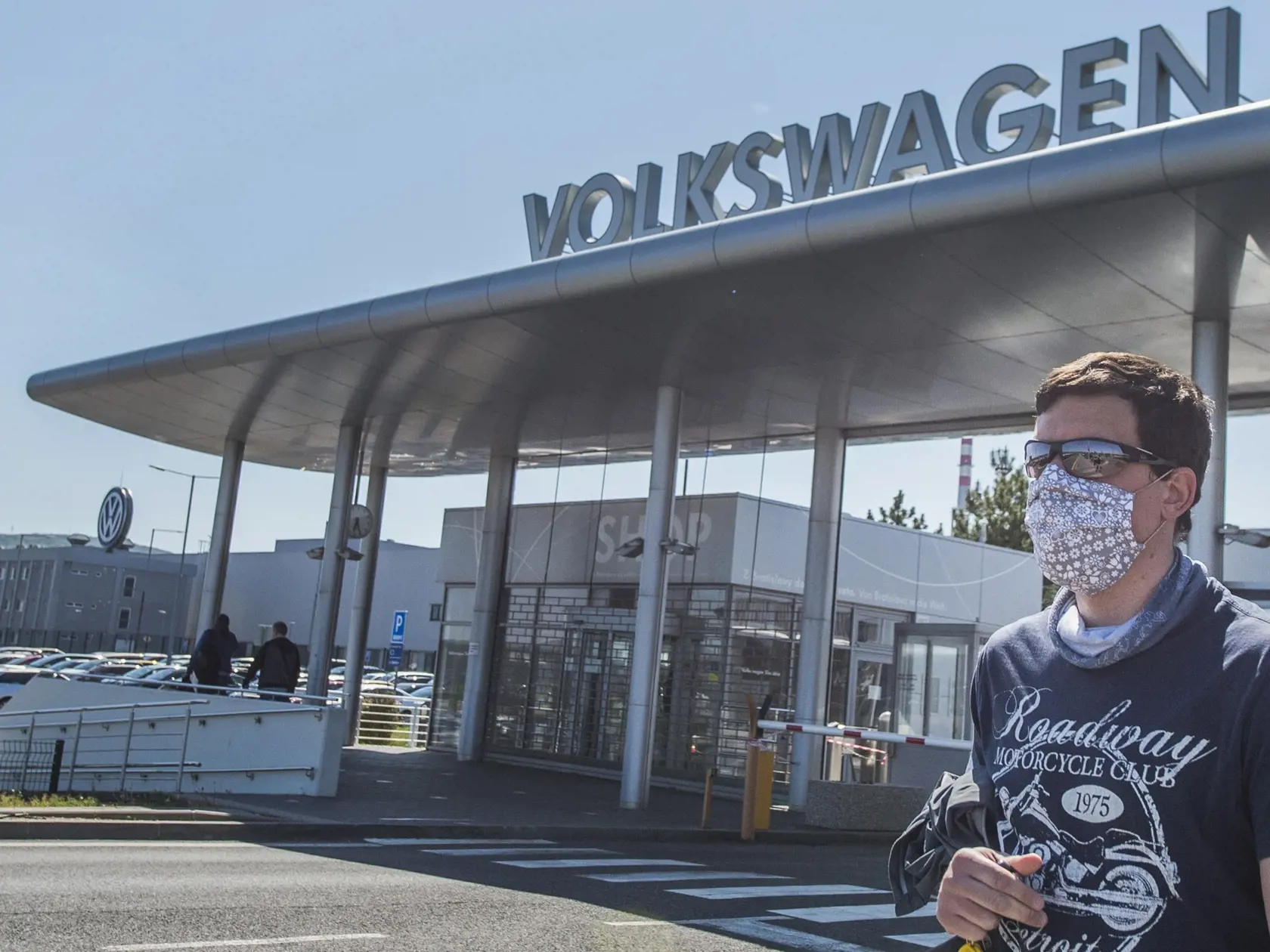 Na snímke zamestnanci automobilky Volkswagen Slovakia a.s. odchádzajú z práce po obnovení výroby v Bratislave 20. apríla 2020. Bratislavský Volkswagen od pondelka po niekoľkotýždňovej prestávke čiastočne obnovil výrobu automobilov. Bratislavský závod rozbehol v jednozmennej prevádzke za prísnych opatrení jeden zo segmentov vyrábajúcich SUV vozidlá. Firma prerušila výrobu 17. marca 2020 pre aktuálnu krízovú situáciu v súvislosti s novým koronavírusom. Automobilka sa rozhodla prerušiť výrobu aj z 