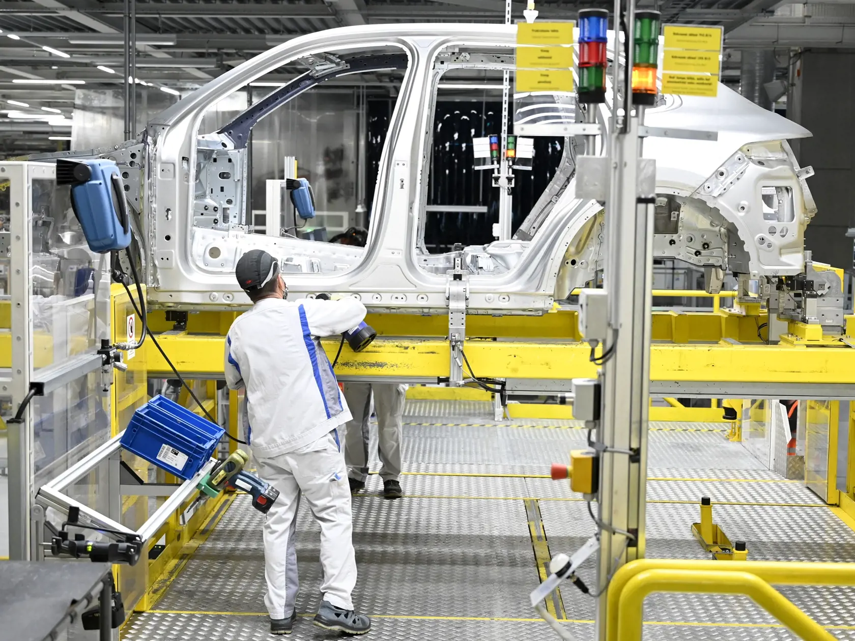 Zamestnanci spoločnosti Volkswagen Slovakia pracujú na výrobnej linke po tom, čo spoločnosť opätovne spustila výrobu v ďalších segmentoch prerušenú pre pandémiu nového koronavírusu, 28. apríla 2020 v Bratislave. FOTO TASR