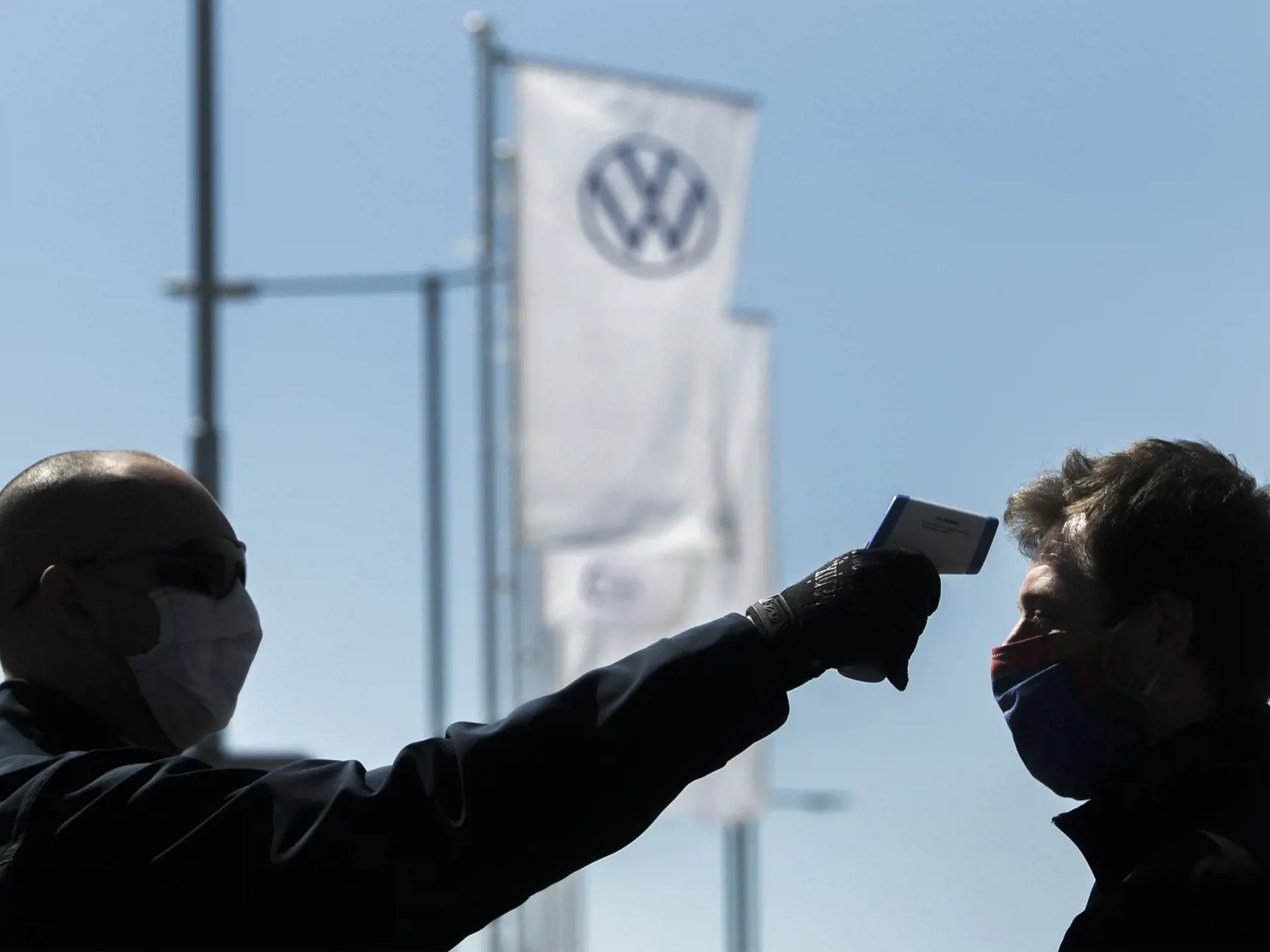 Na snímke pri v stupe do areálu zamestnancom automobilky Volkswagen Slovakia a.s. merajú teplotu v Bratislave 20. apríla 2020. Bratislavský Volkswagen od pondelka po niekoľkotýždňovej prestávke čiastočne obnovil výrobu automobilov. Bratislavský závod rozbehol v jednozmennej prevádzke za prísnych opatrení jeden zo segmentov vyrábajúcich SUV vozidlá. Firma prerušila výrobu 17. marca 2020 pre aktuálnu krízovú situáciu v súvislosti s novým koronavírusom. Automobilka sa rozhodla prerušiť výrobu aj z 